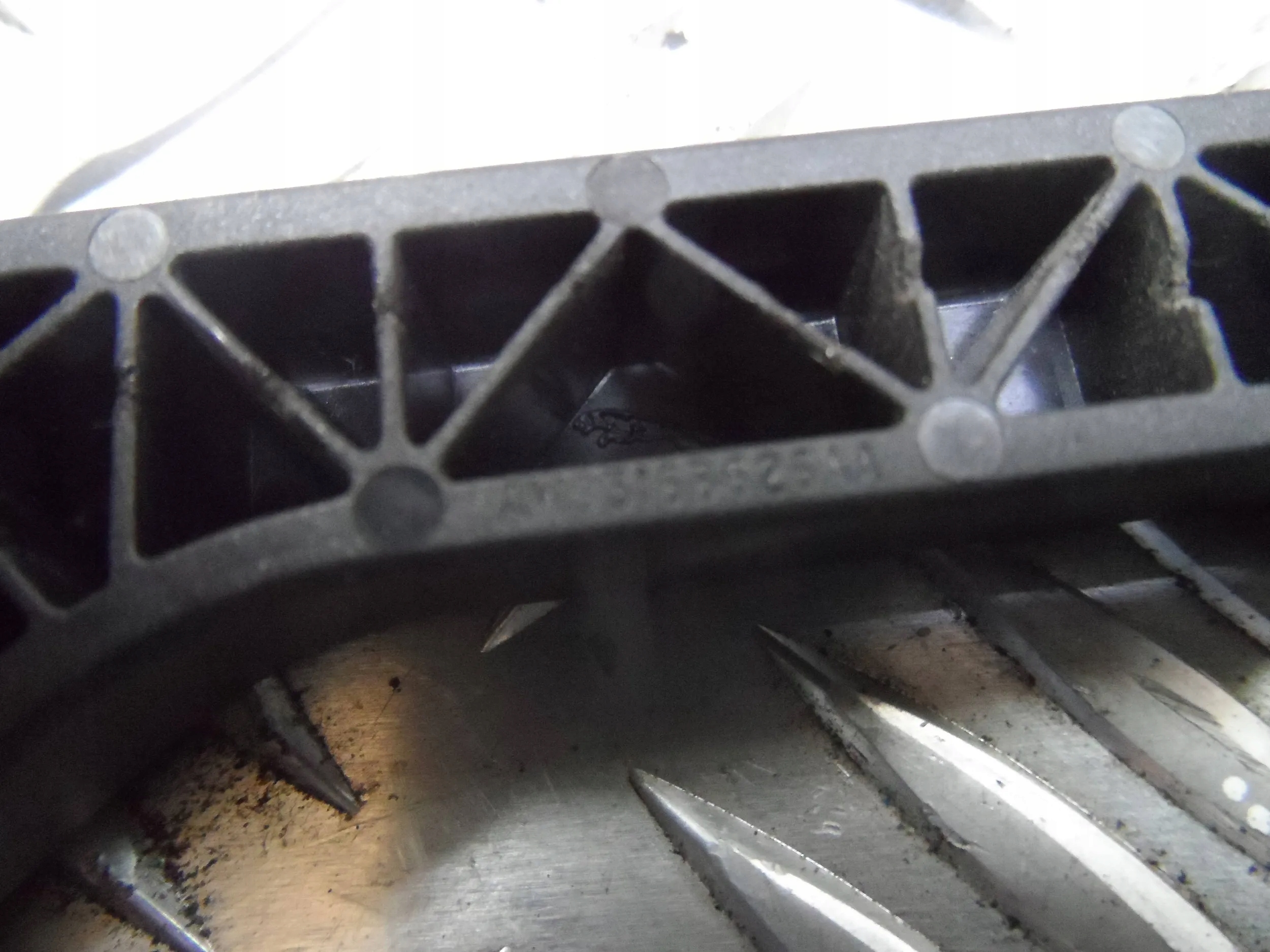 RACZKA OTWIERANIA MASKI RANGE ROVER VOGUE L405 Producent części Land Rover OE