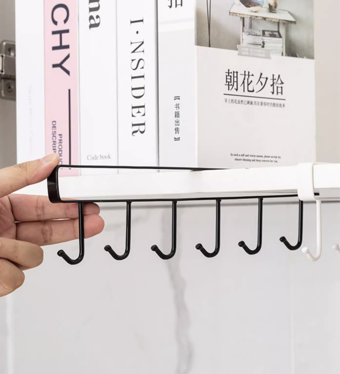 Wieszak na kubki akcesoria kuchenne metalowy bezinwazyjny Cechy dodatkowe mocowanie bezinwazyjne