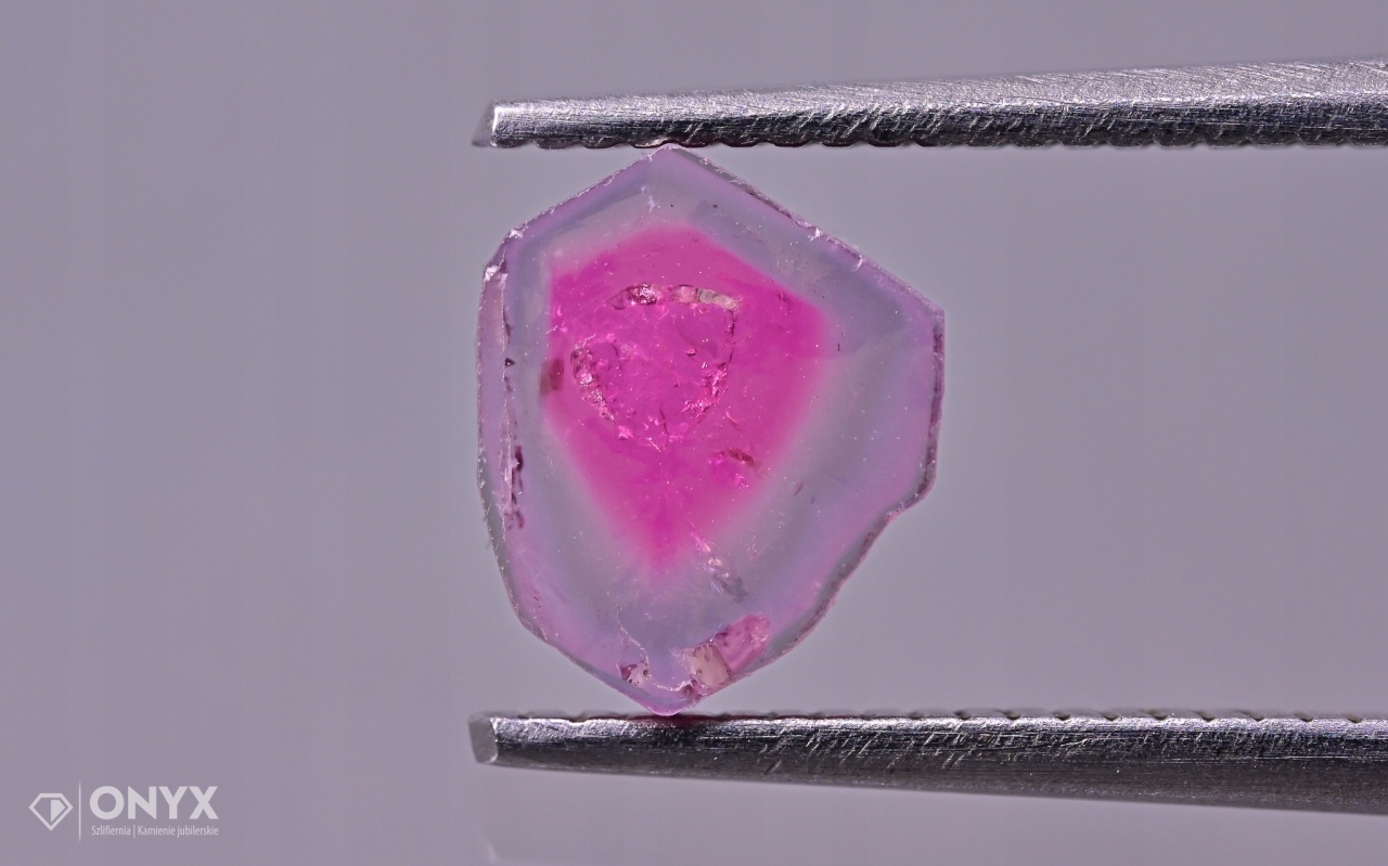 Turmalín nepravidelná destička 7x6 mm