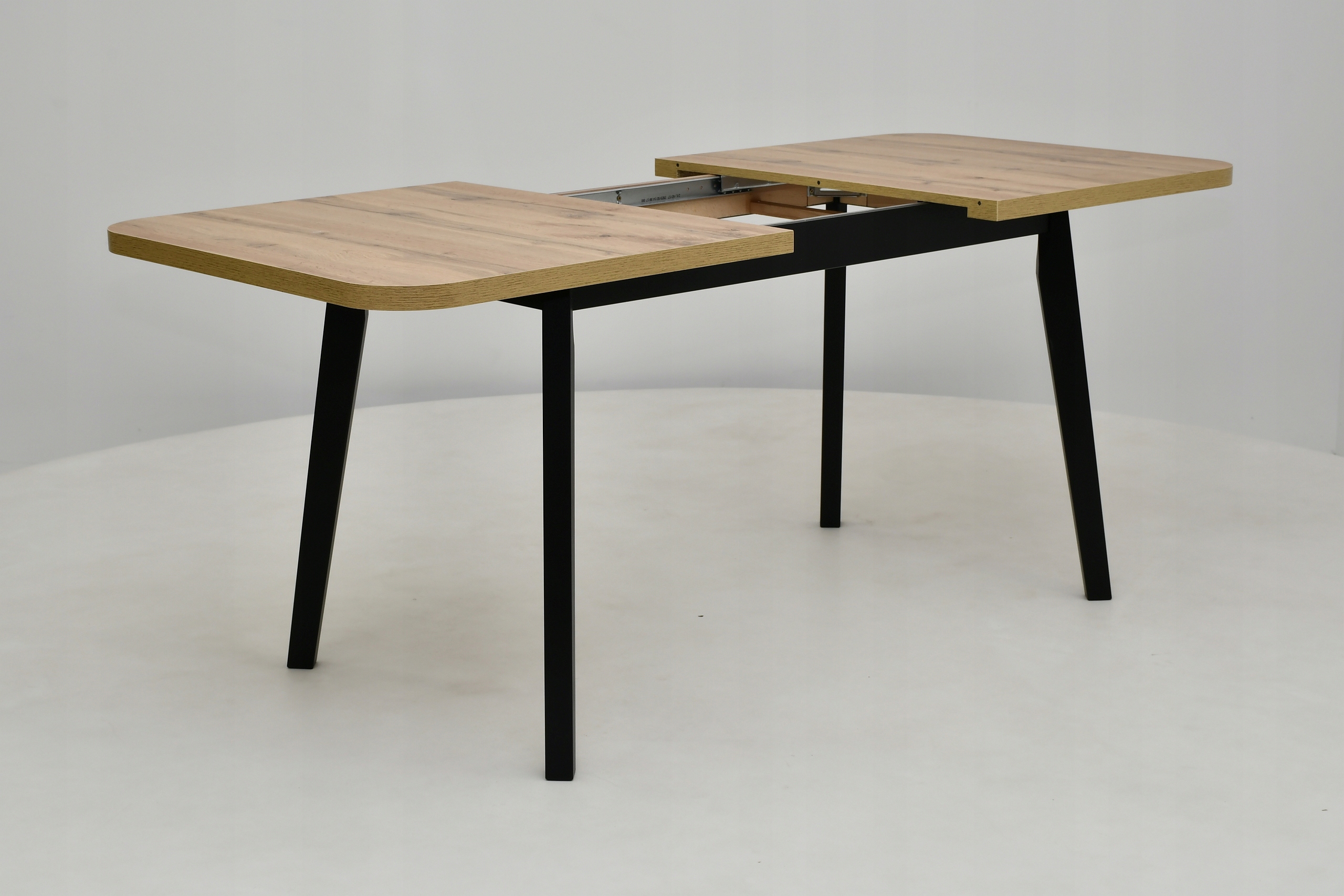 stół z zaokrąglonymi rogami, 4 czarne krzesła Kształt blatu inny kształt