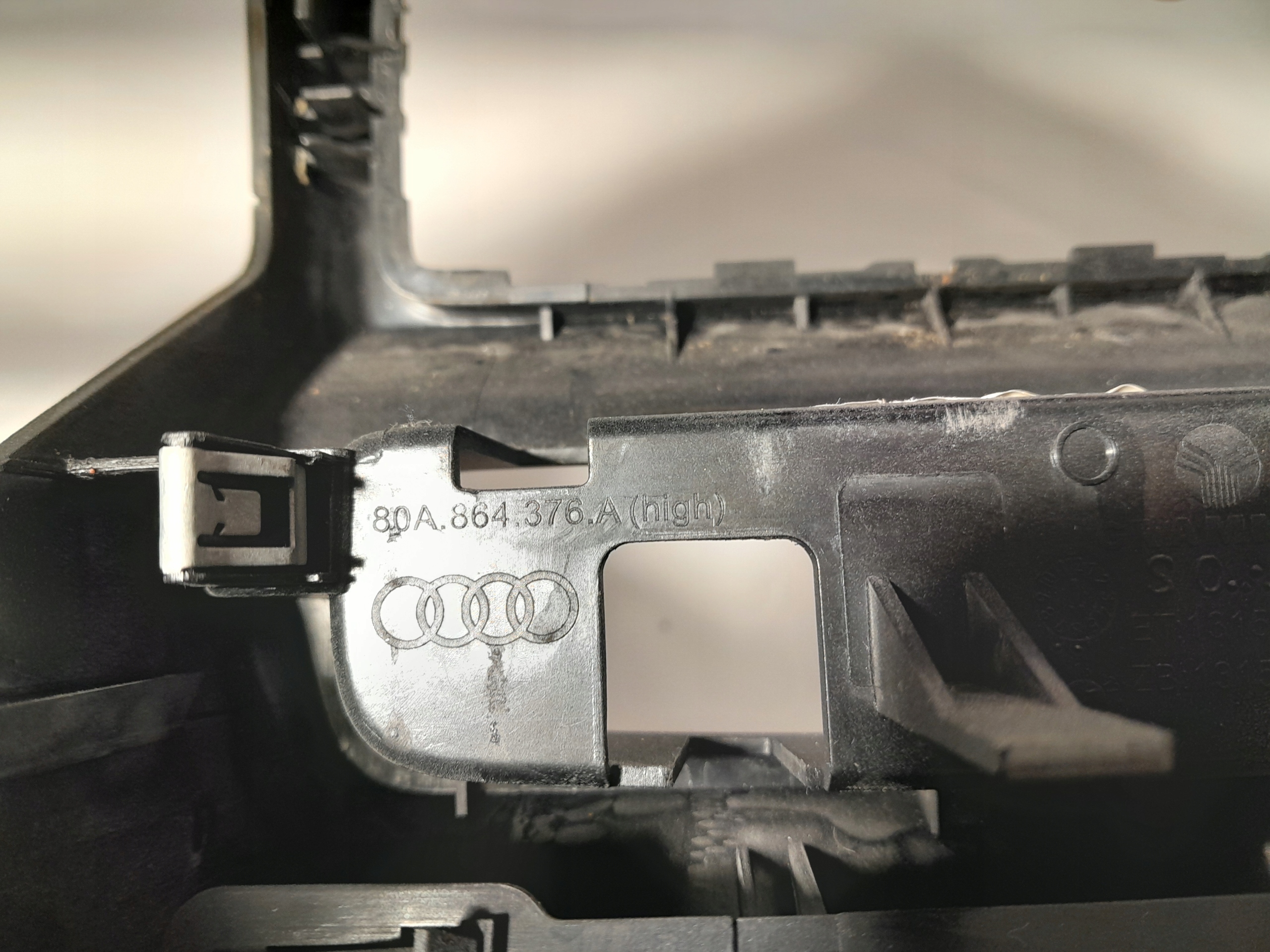 AUDI Q5 80A Blende Abdeckung TUNELU SRODKOWEGO 80A864376A