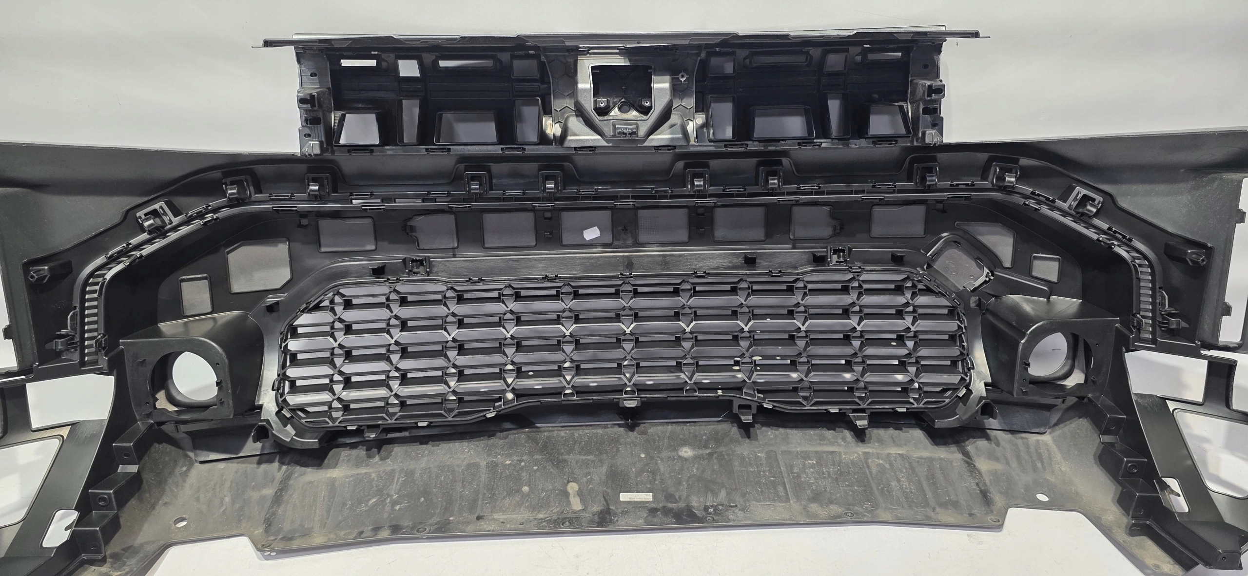 front bumper grille below KAMERE DACIA DUSTER III 23- original 620221816R