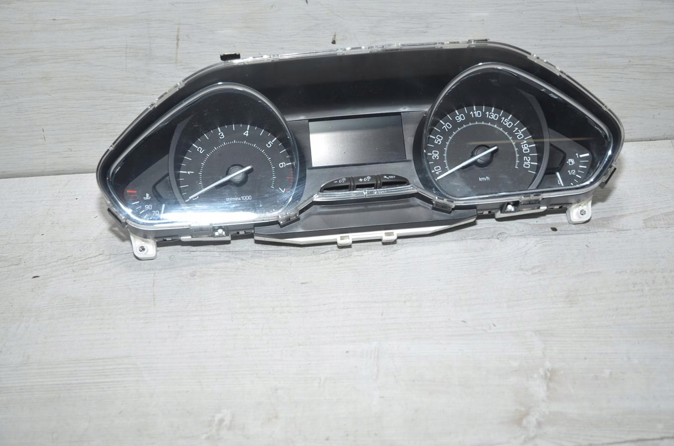 Instruments tachymètre compte tours 1.2 VTI Peugeot 2008 14r