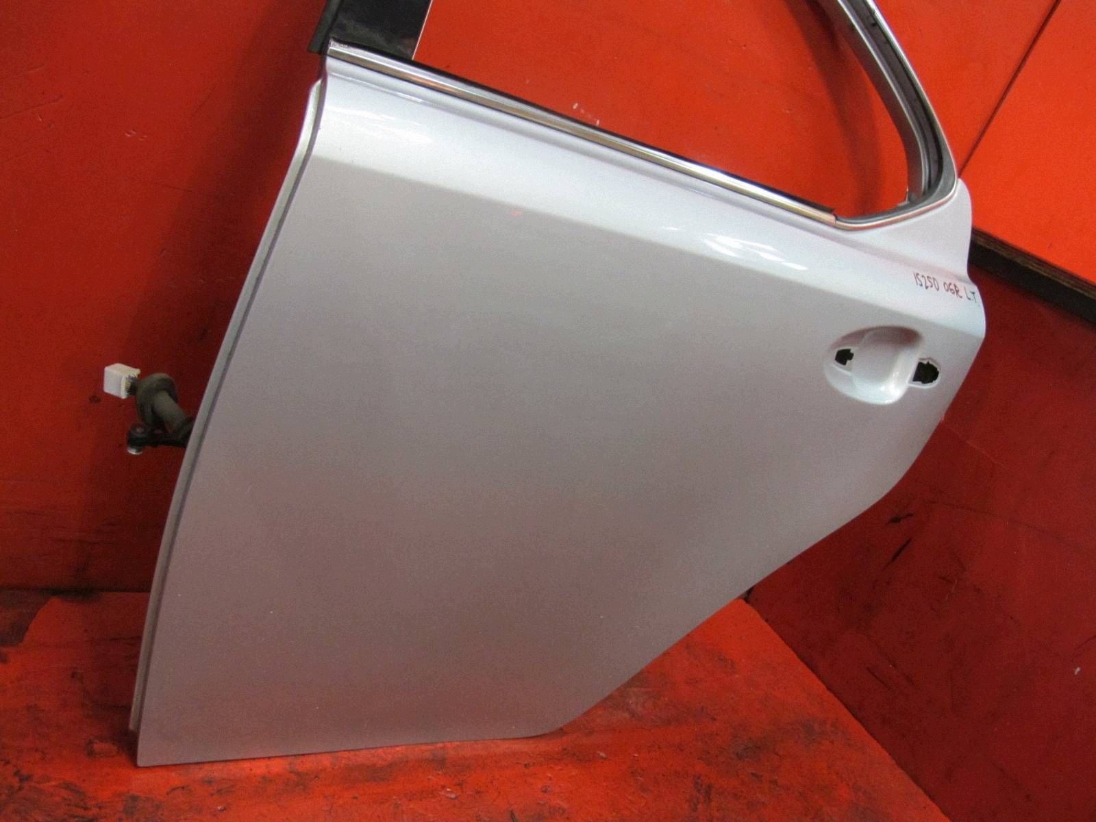 LEXUS IS II E2 door left rear part rear. 1G1 silver