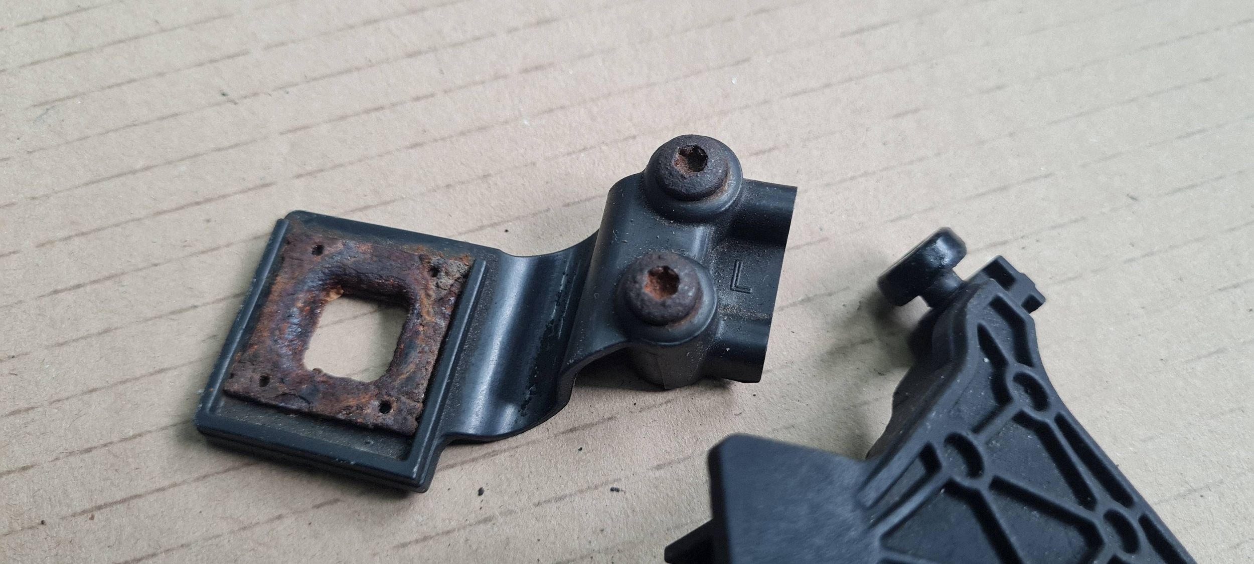 A5 8T LIFT bracket hook holder lights left front 1301330049 A4 B8 LIFT