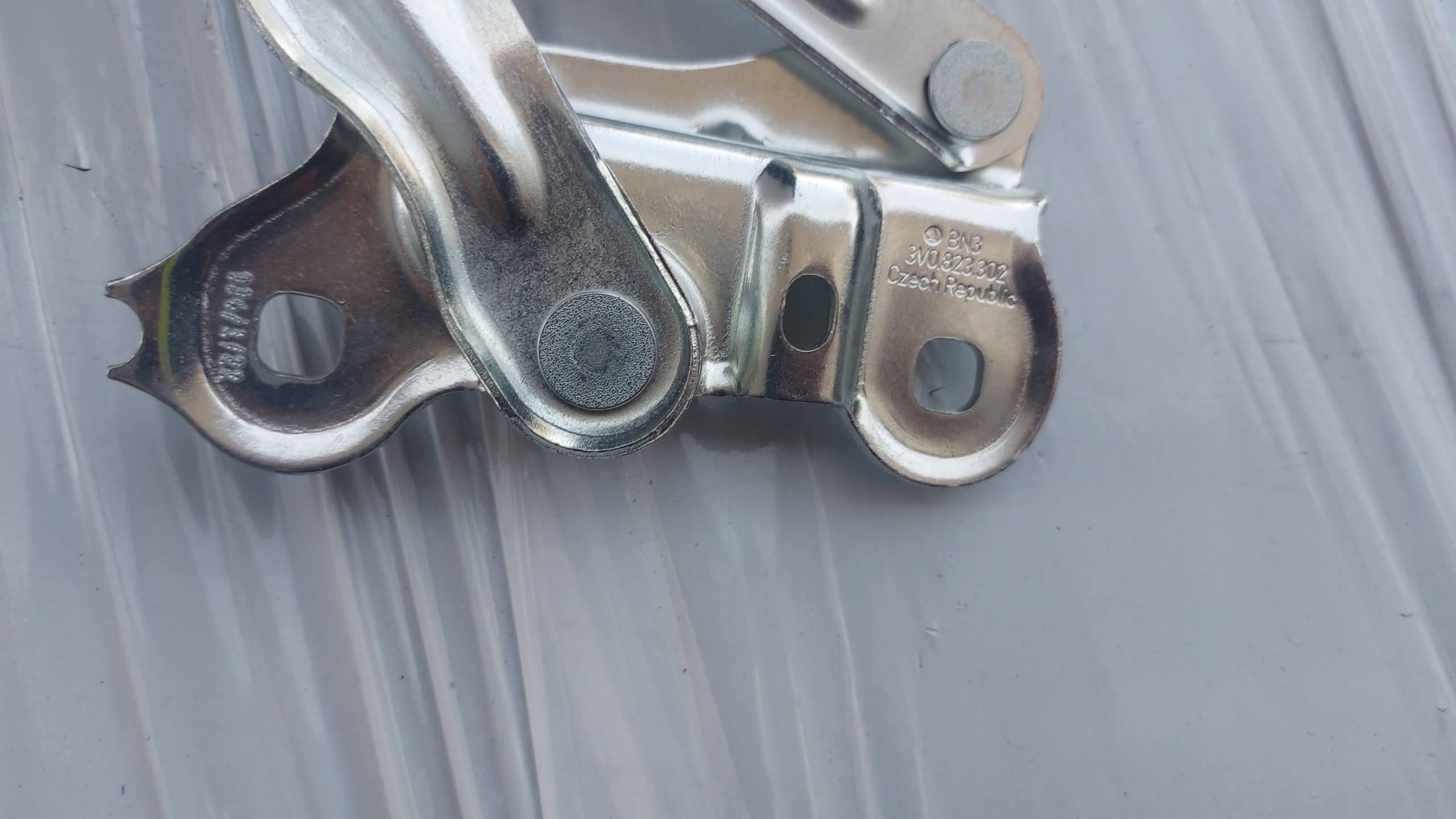 hinge bonnets right front SKODA SUPERB III 15