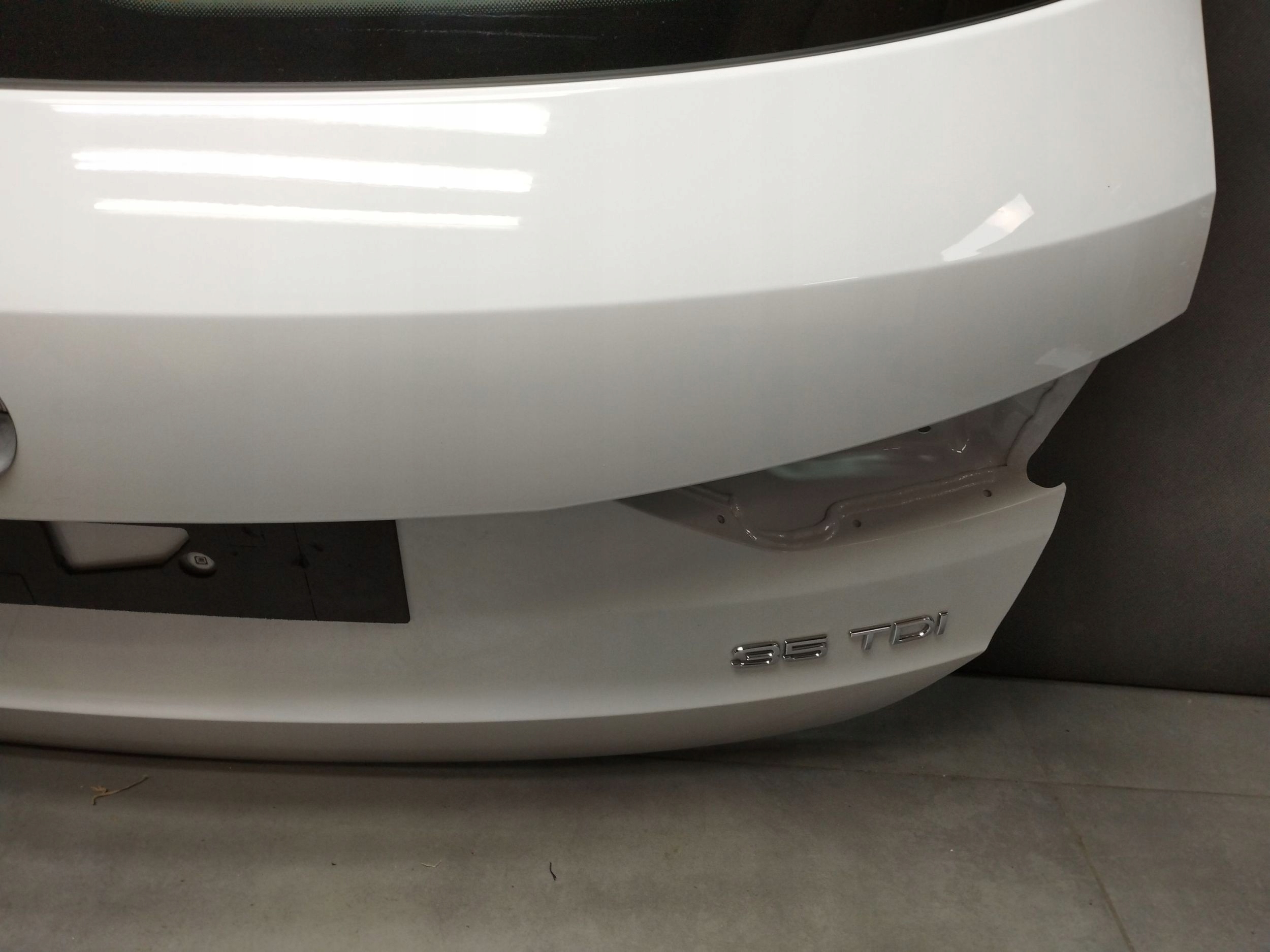 Audi Q3 F3 83A boot door window LS9R