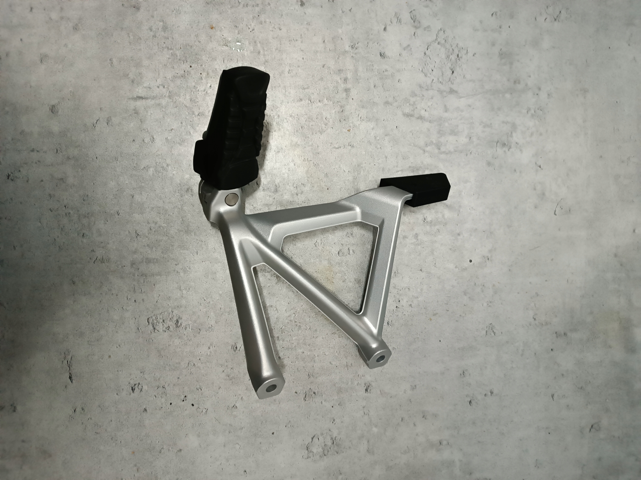 8537908 8530640 - BMW R 1250 2022r K50 подножка правая задняя