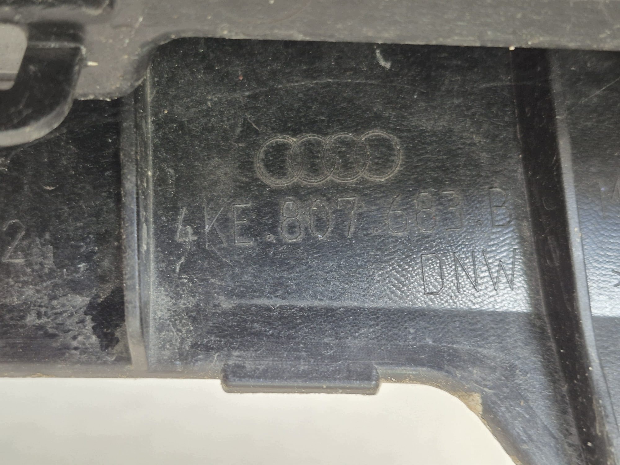 AUDI E-TRON 4KE 18- mřížka střední nárazníku předek předního 4KE807683B