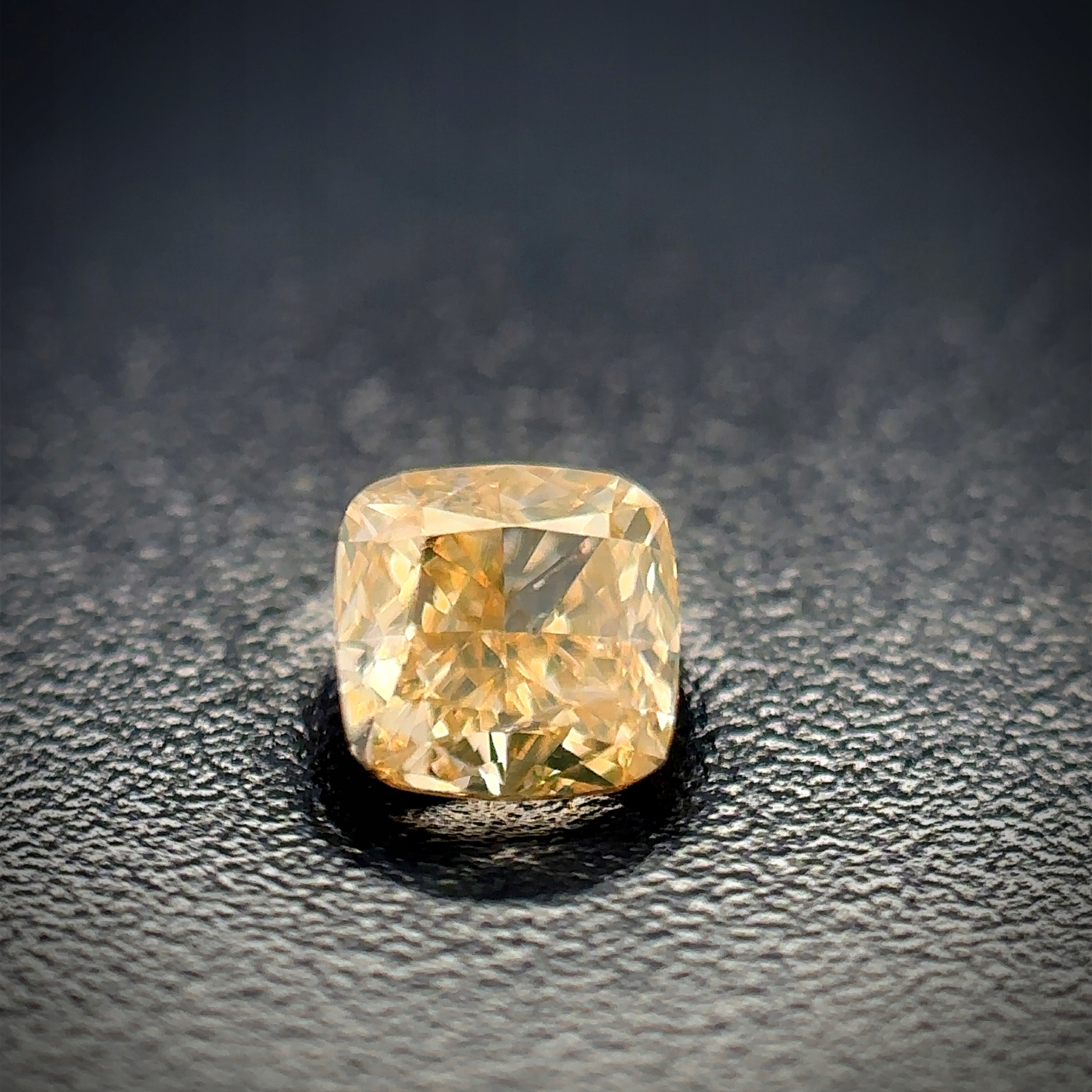 Přírodní Diamant 0.26ct Žlutý Cushion SI2 Igi certifikace