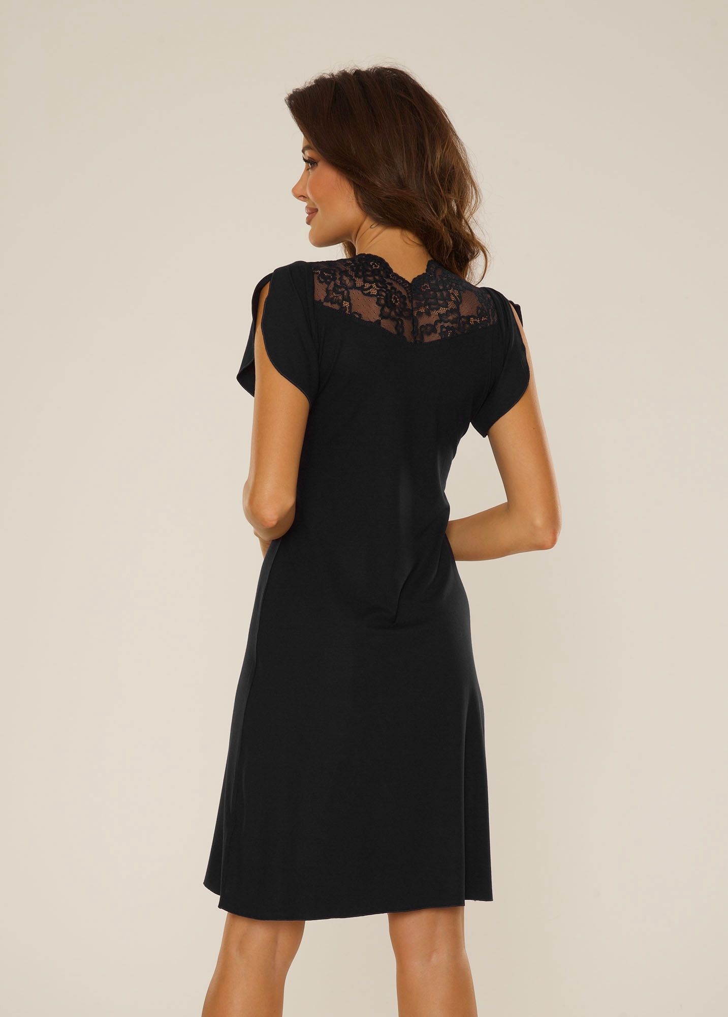 Koszula nocna damska z koronką De Lafense Lilian 754 czarna 4XL 48 Długość przed kolano