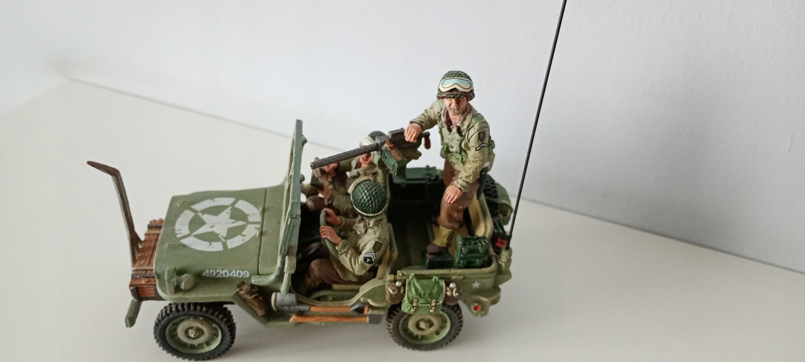 KING AND COUNTRY JEEP WILLYS DDO75 Z ŻOŁNIERZAMI