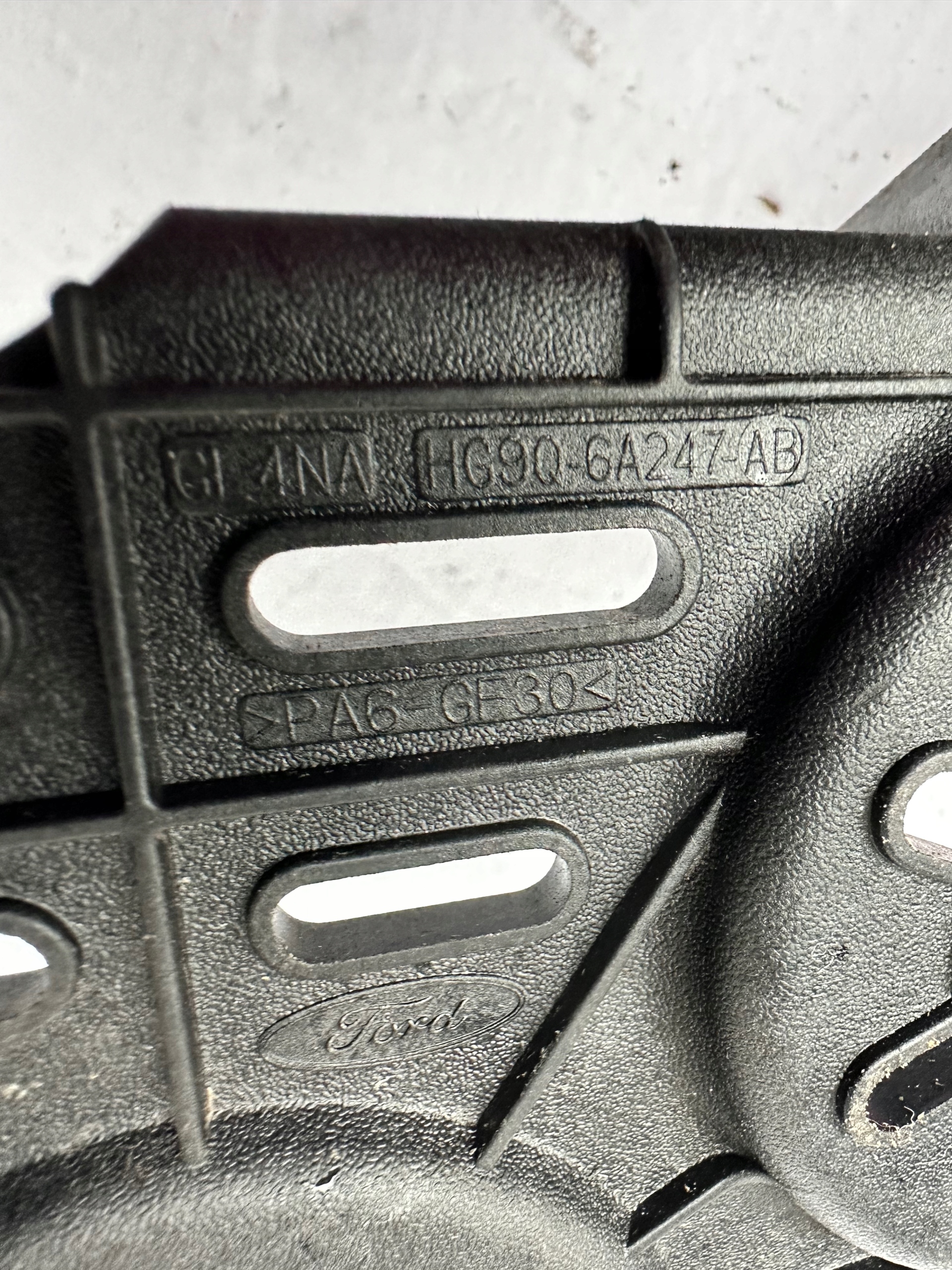 KUGA MK3 OBUDOWA OSŁONA ALTERNATORA HG9C-6A247-AB Producent części Ford OE