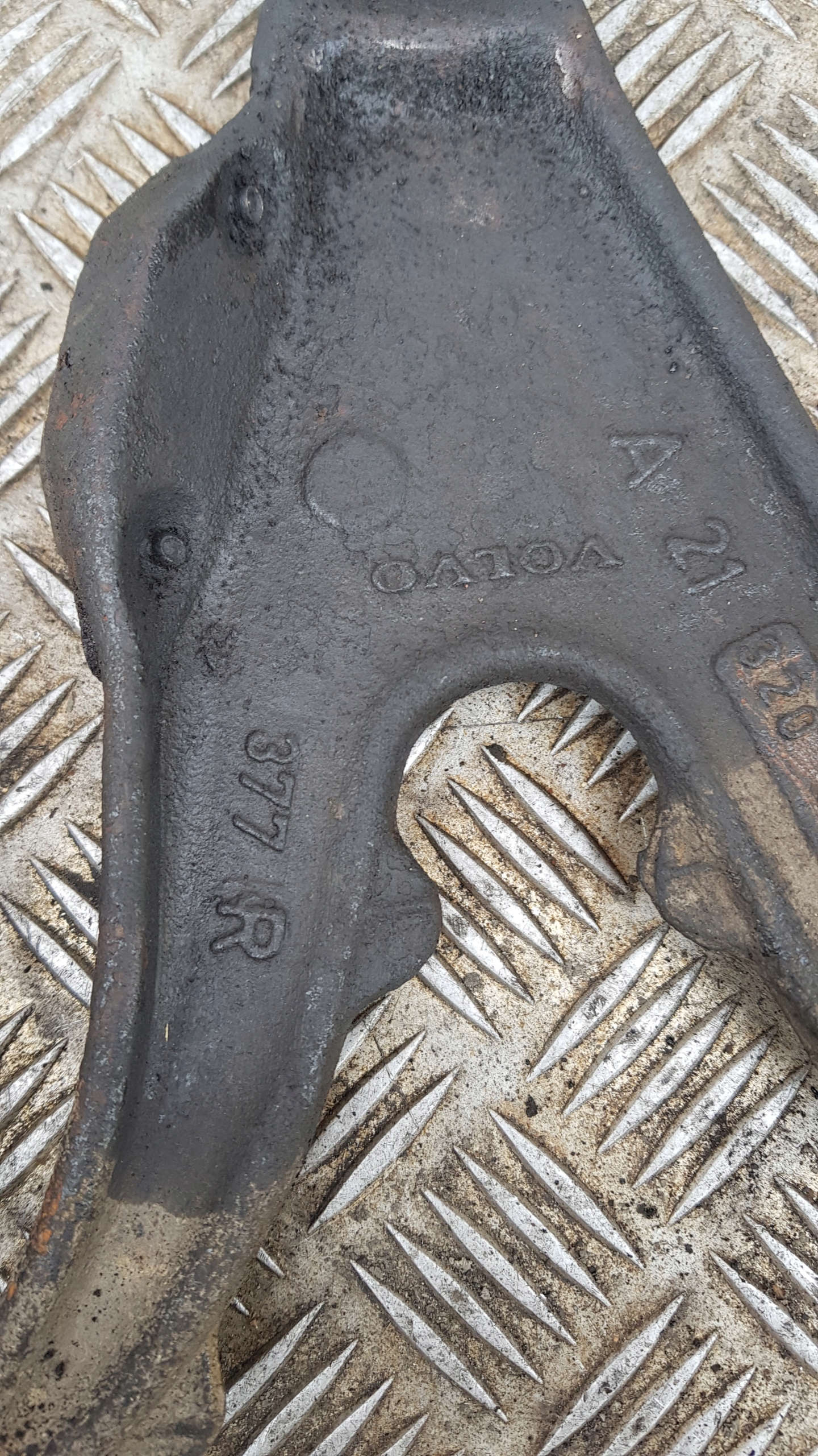 VOLVO V70 and 2.0 arm right front