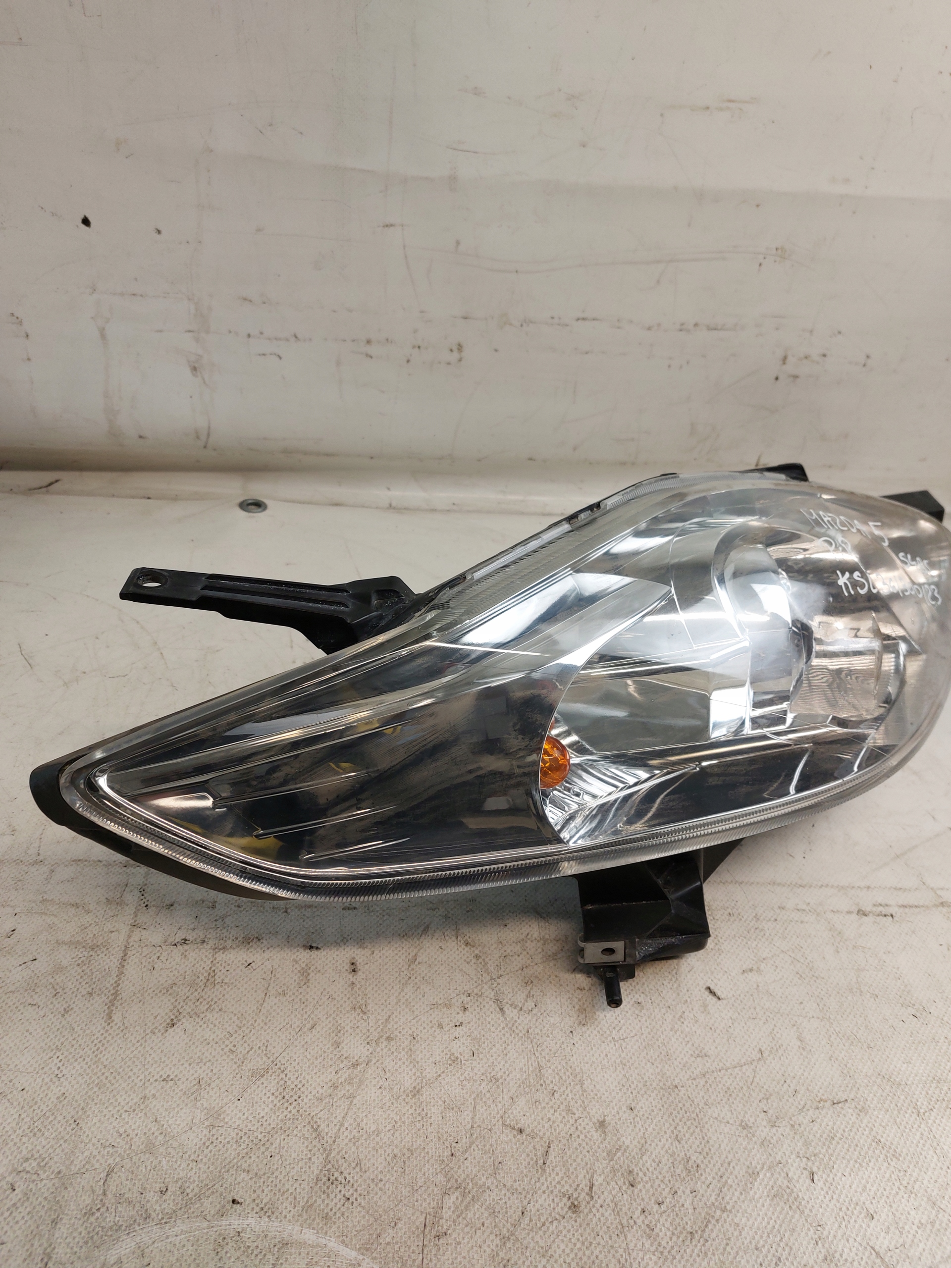light right front MAZDA 5 and