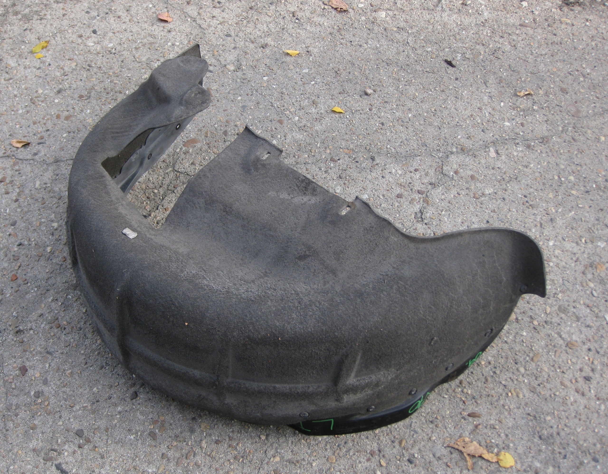 VOLVO V70 2.0 D 09R mudguard left rear part