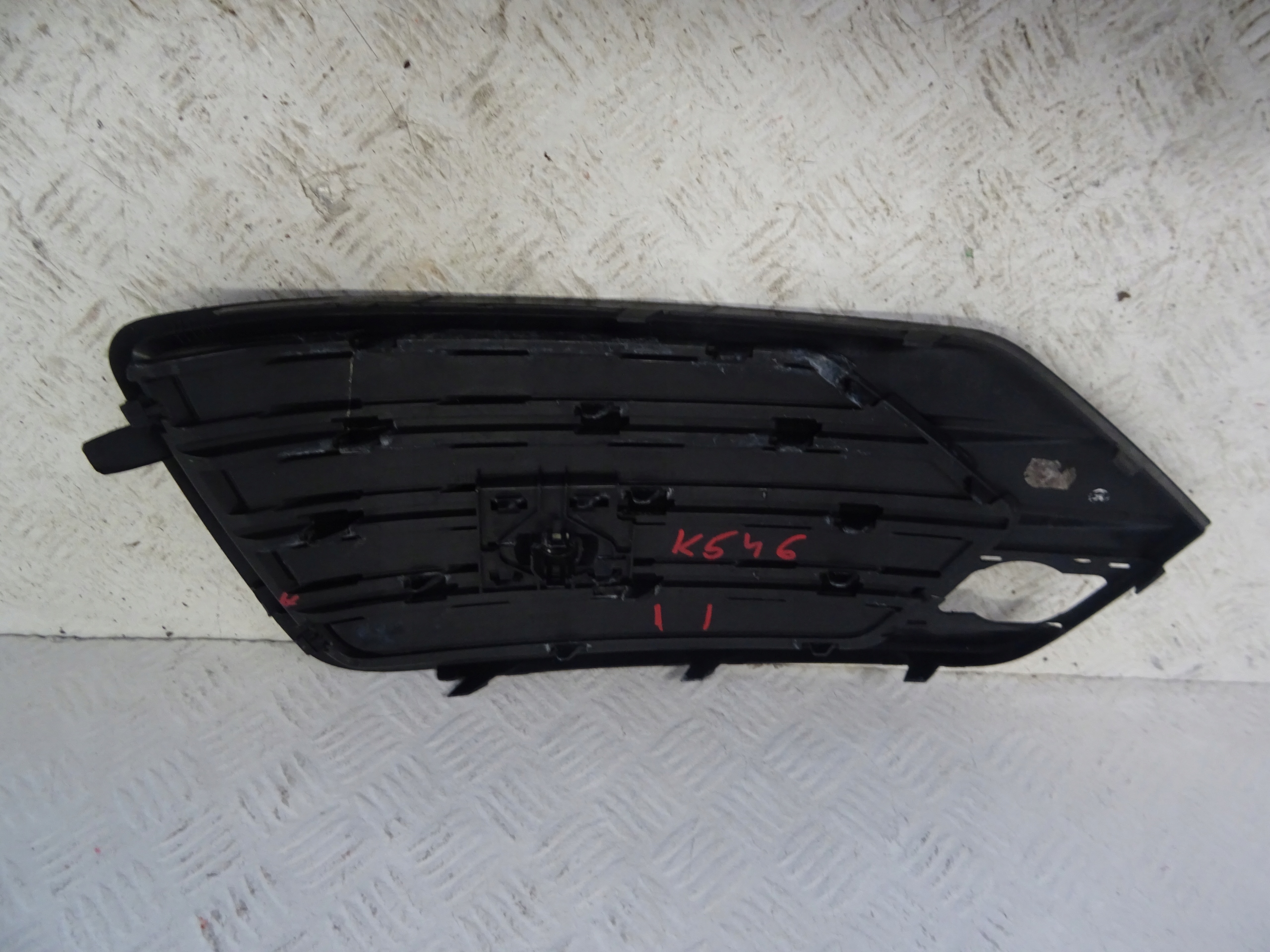 grid of a bumper front front right AUDI Q3 8U S-LINE LIFT 8U0807152C