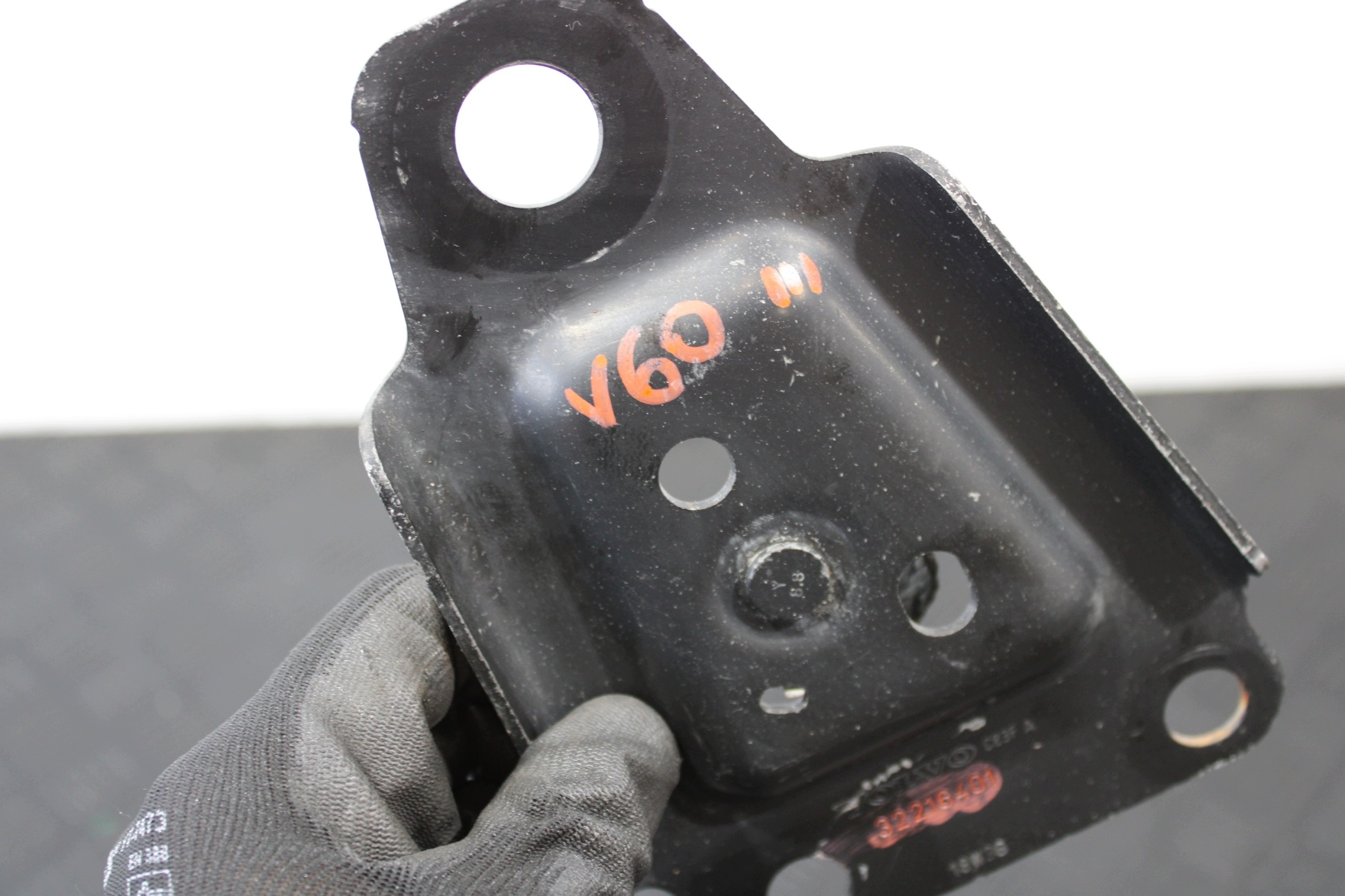 holder console springing left 32216401 VOLVO S60 V60 III 3 2.0D