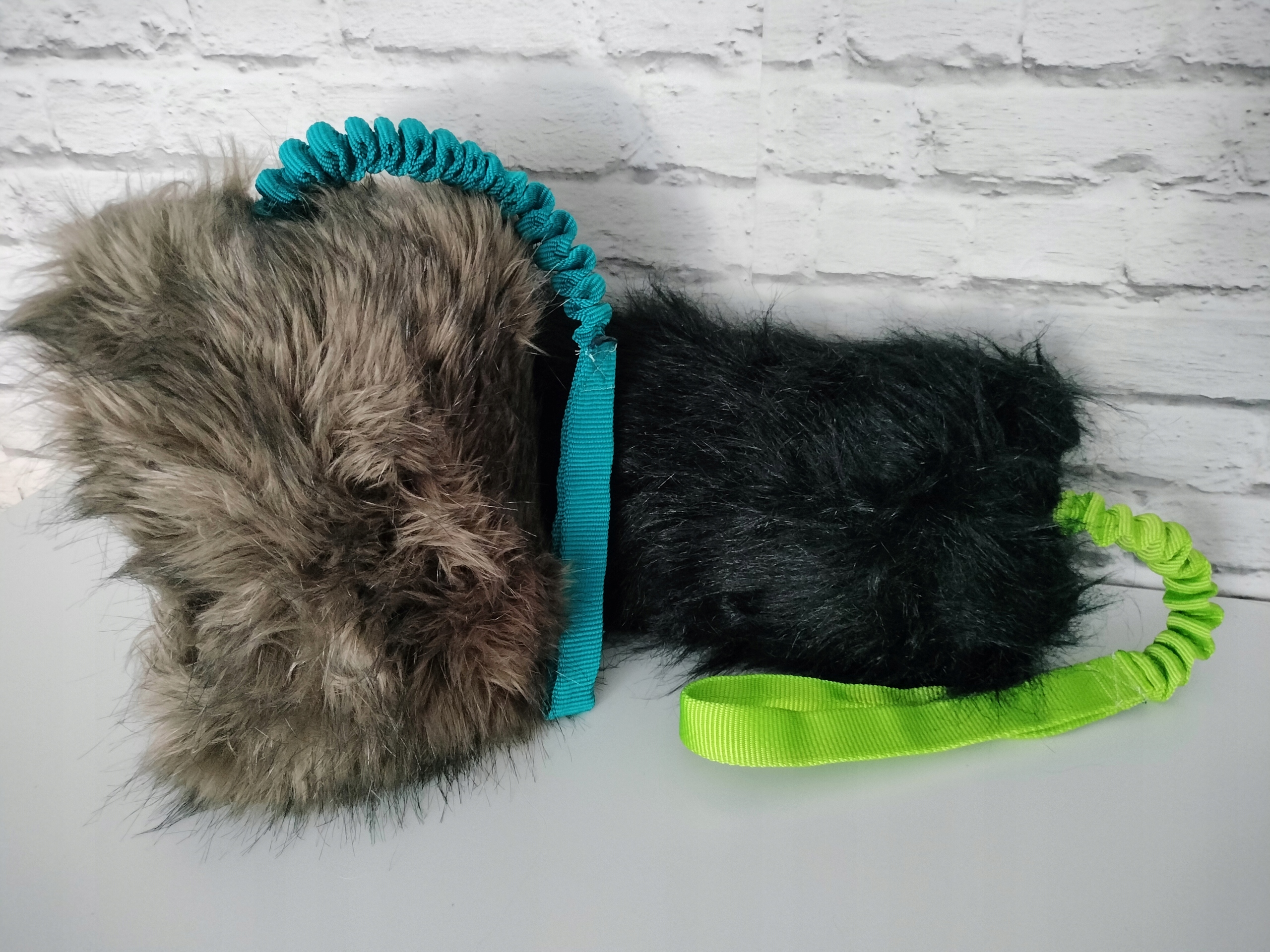 Levně Velký přetahovadlo pro psa z kožešiny, kousátko na přetahování s tlumičem, kousátko