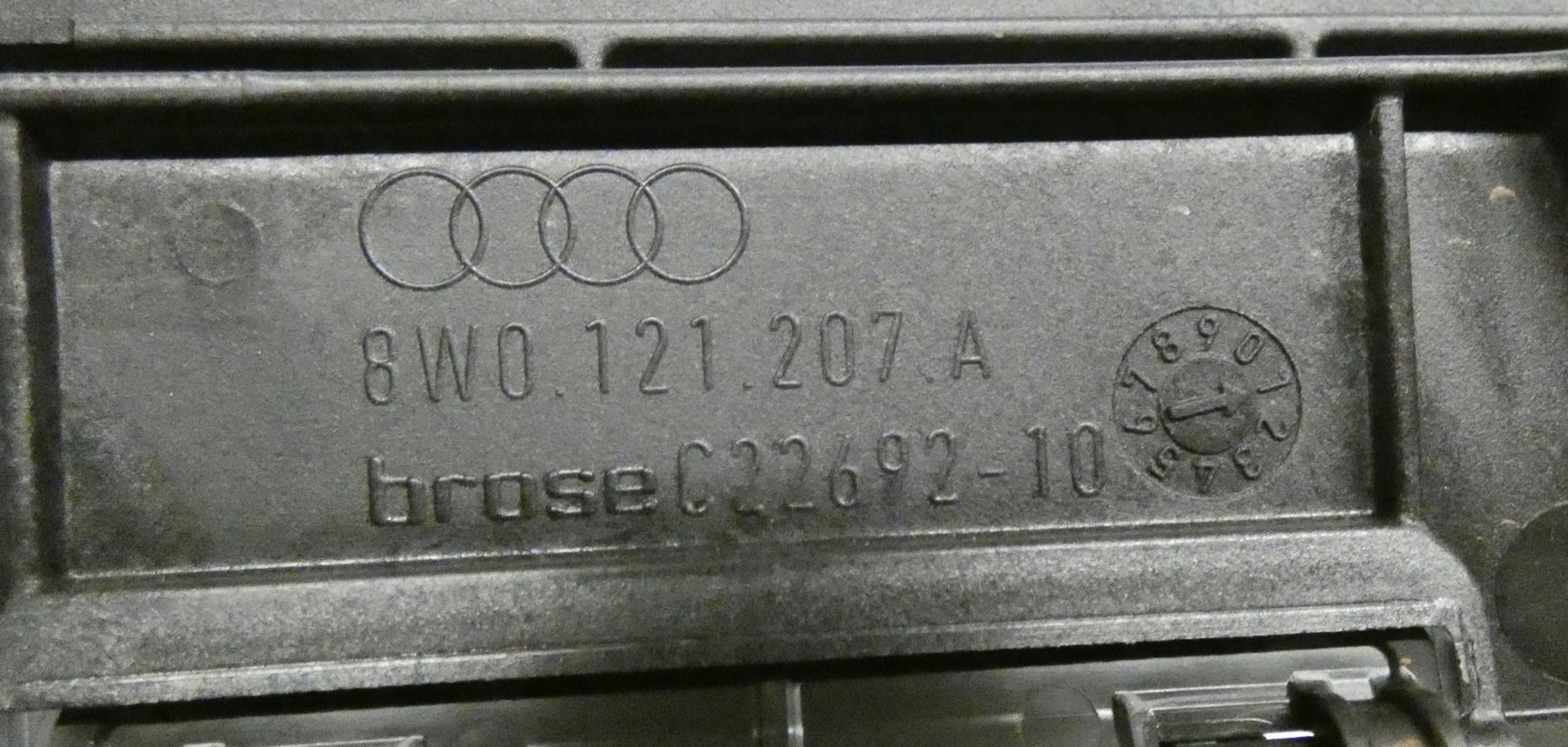 AUDI A4 B9 8W0121207A obal ventylátora chladiče