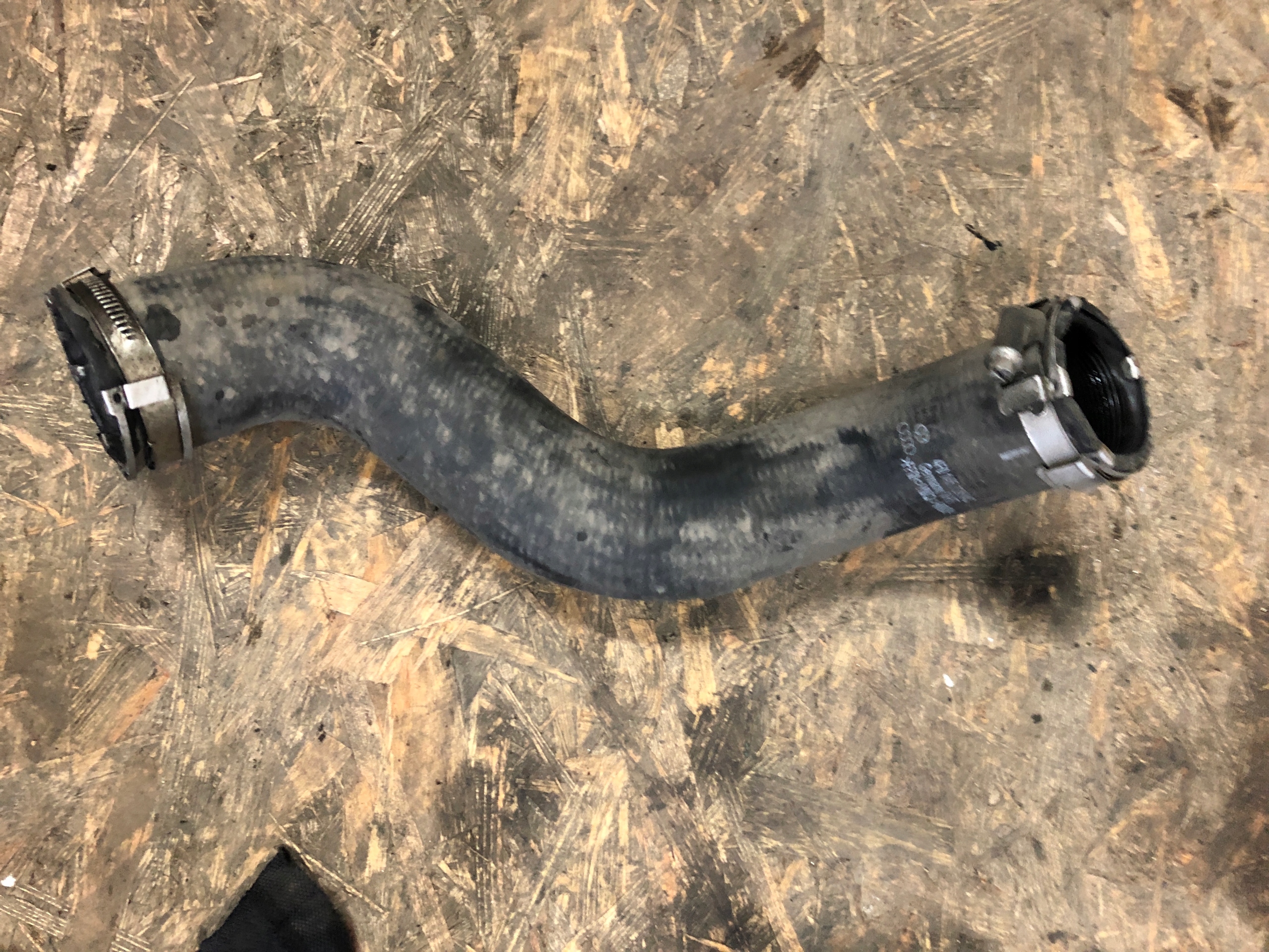 Труба интеркулера A6 C6 2.0 TDI 4F0145738AC ОРИГИНА