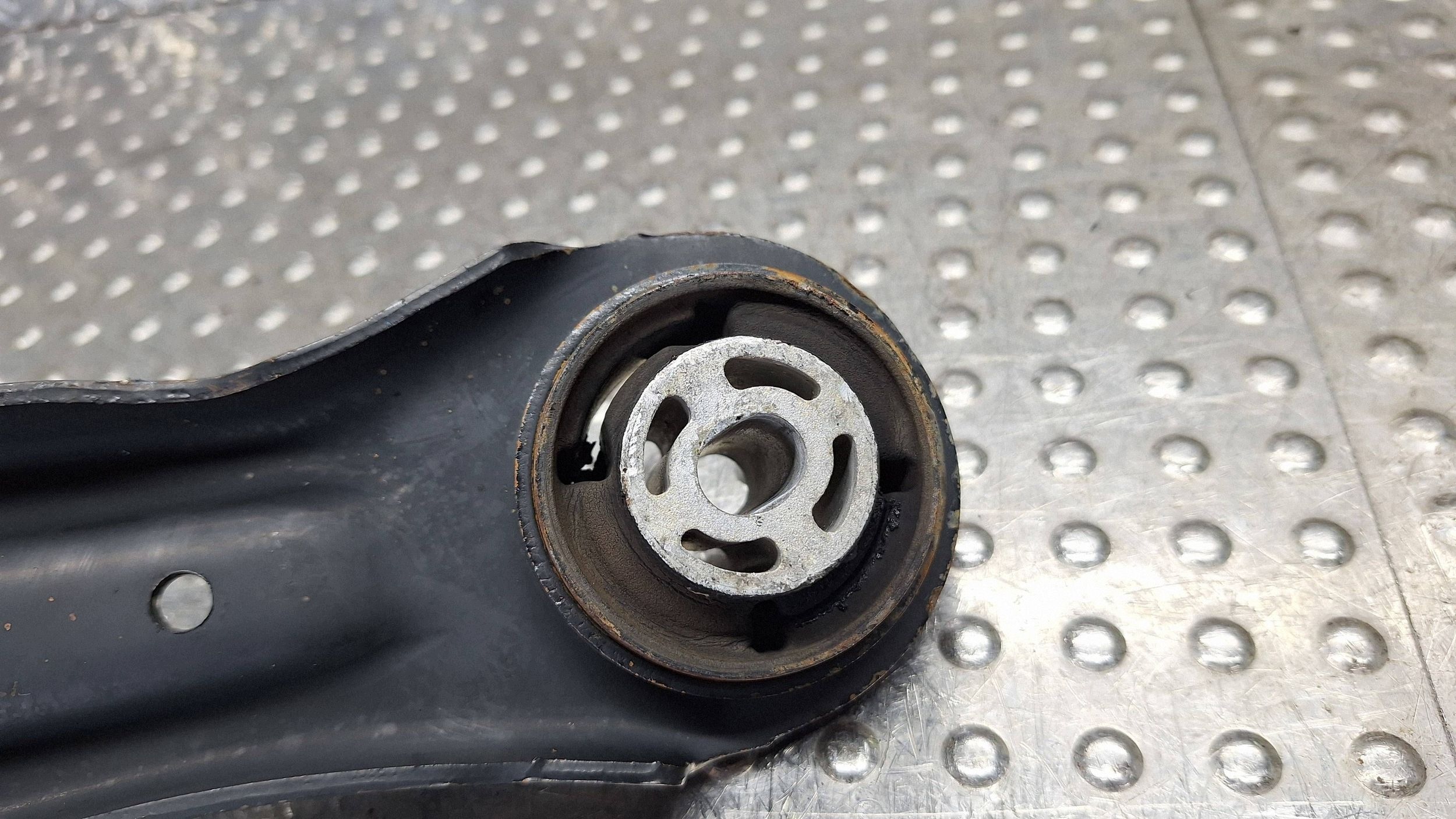 arm left front H1BC-3051L FORD FIESTA MK8