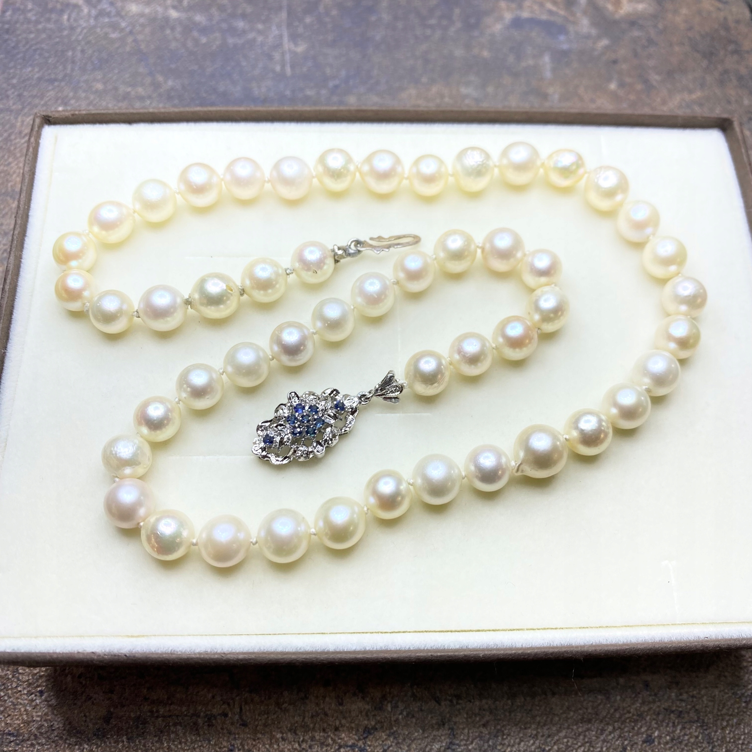 Naszyjnik perły hodowane oceaniczne słonowodne szafiry zapięcie srebrne