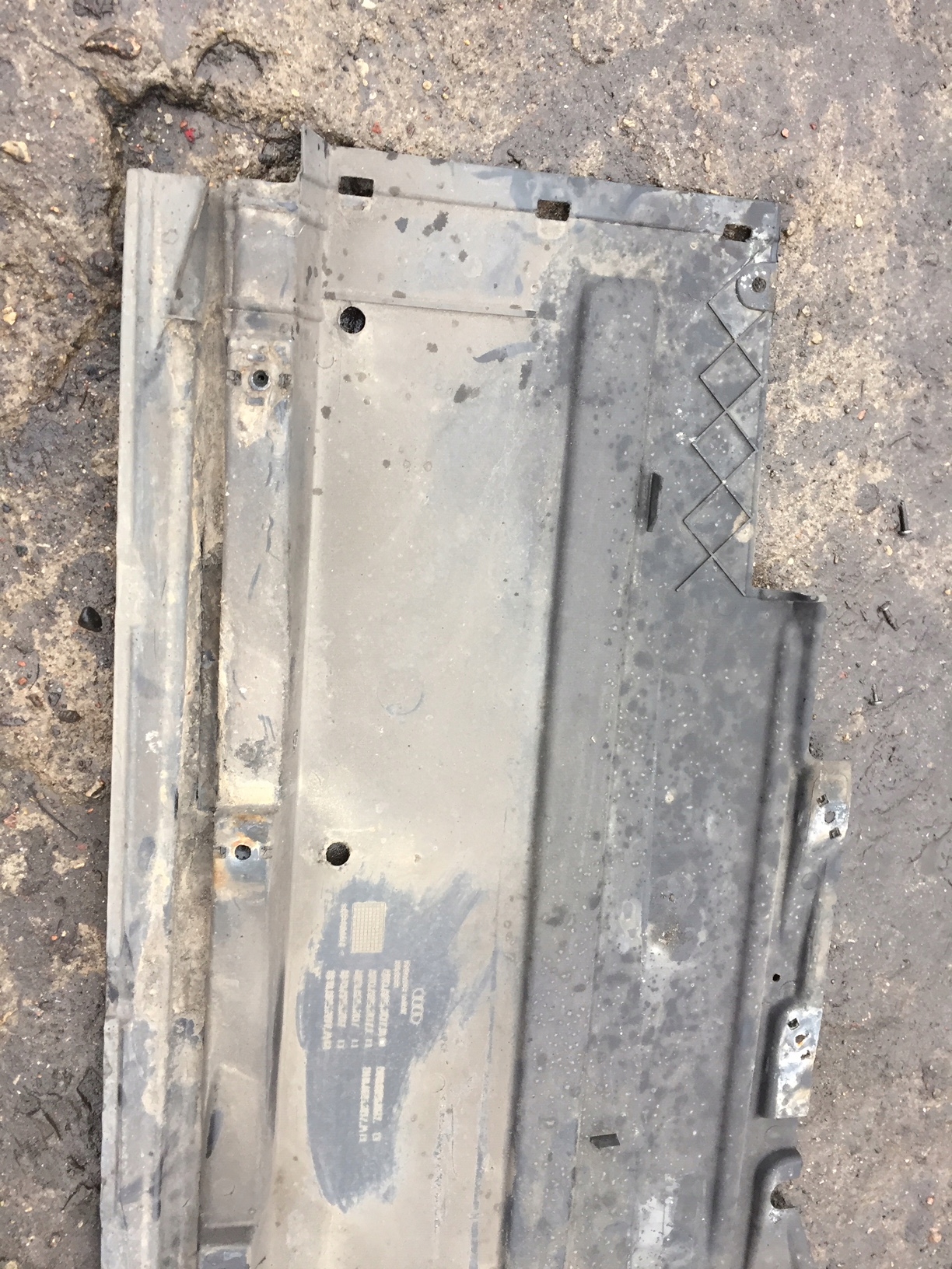 AUDI A4 B8 A5 Blende Abdeckung abdeckung des Bodens Unterfahrschutz links