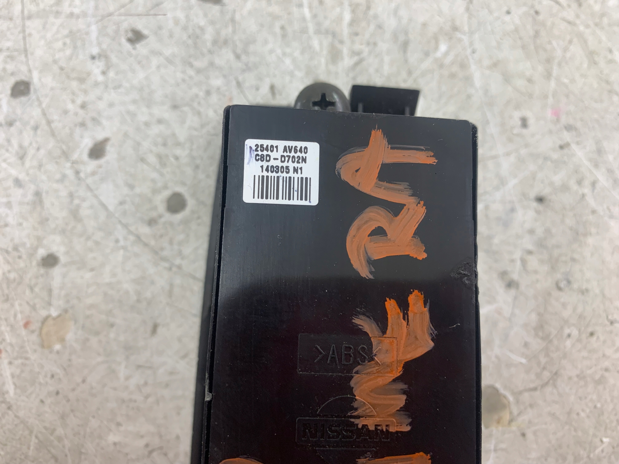 NISSAN PRIMERA P12 PANEL okna levý předek 25401AV640
