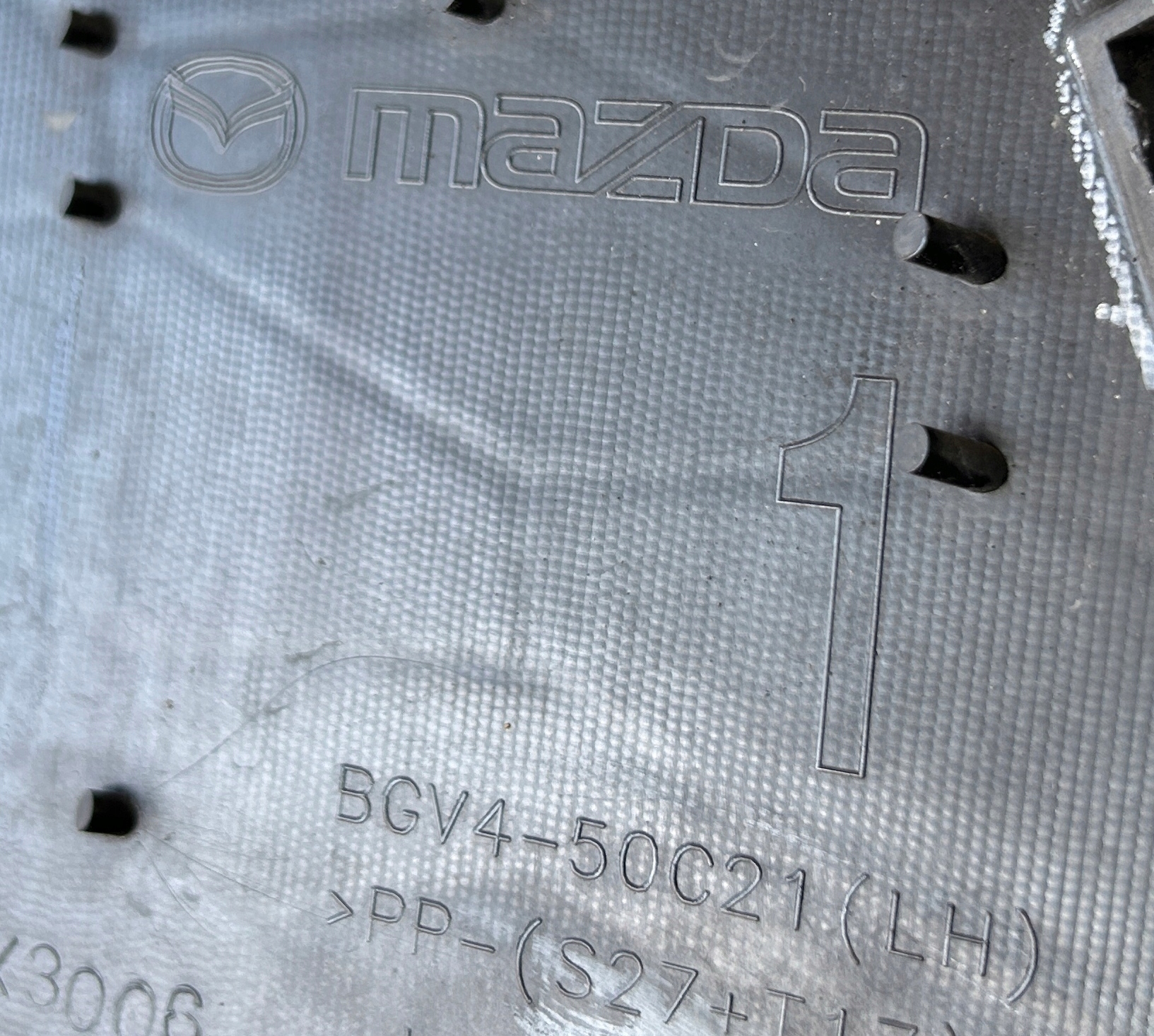 grid left of a bumper front MAZDA 3 BL LIFT 11