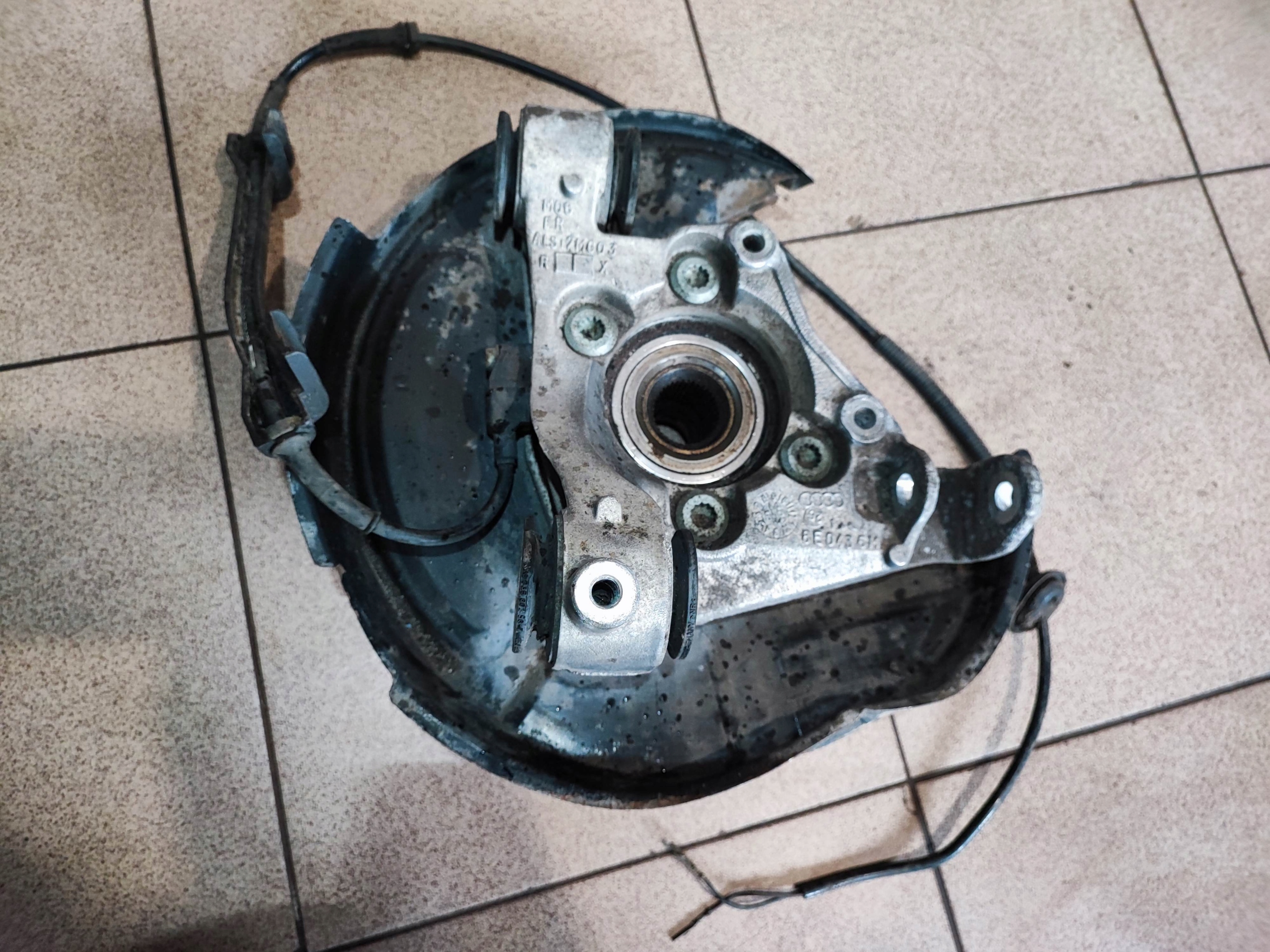 8E0436M - Маточина кросовер задній правий AUDI A6 C5 S6 4.2 V8