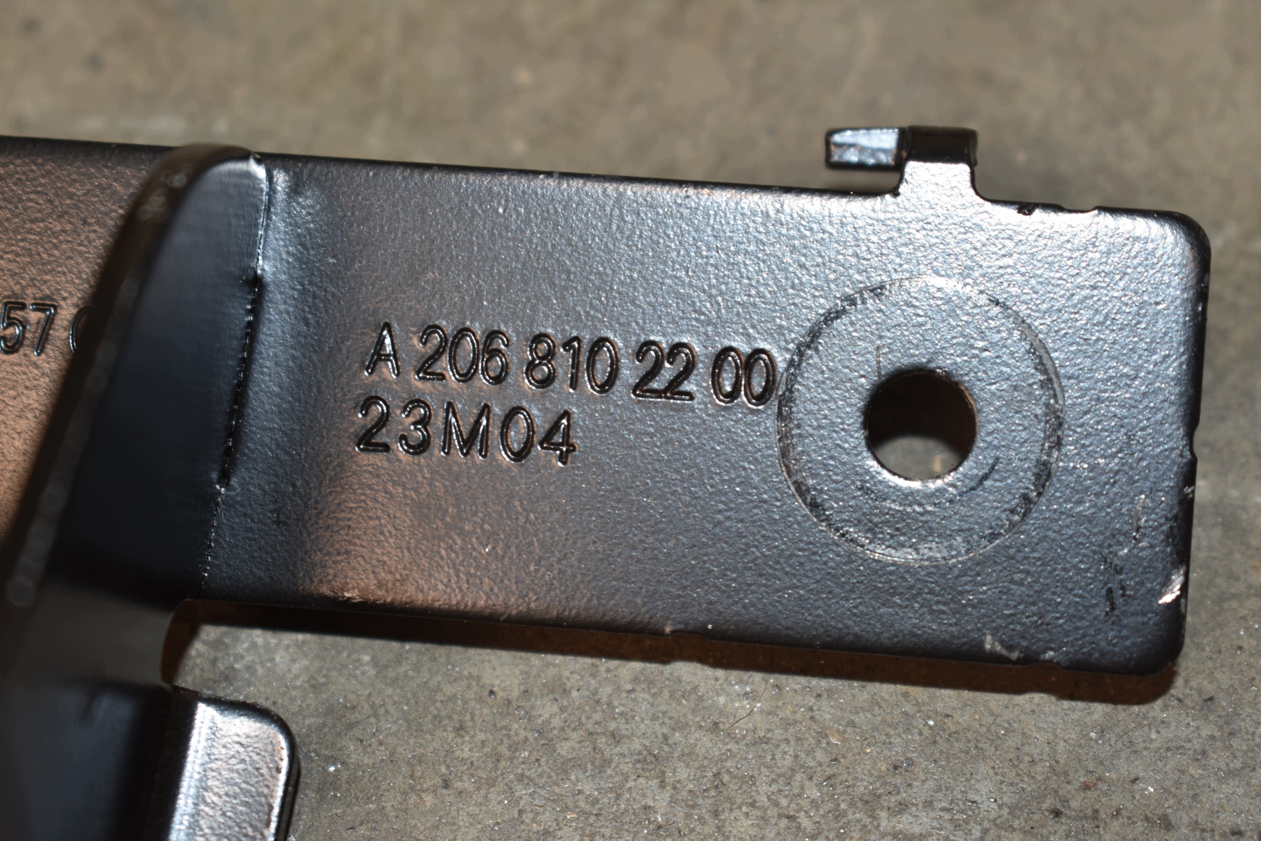 IDEALNE holder console right MERCEDES W206 1