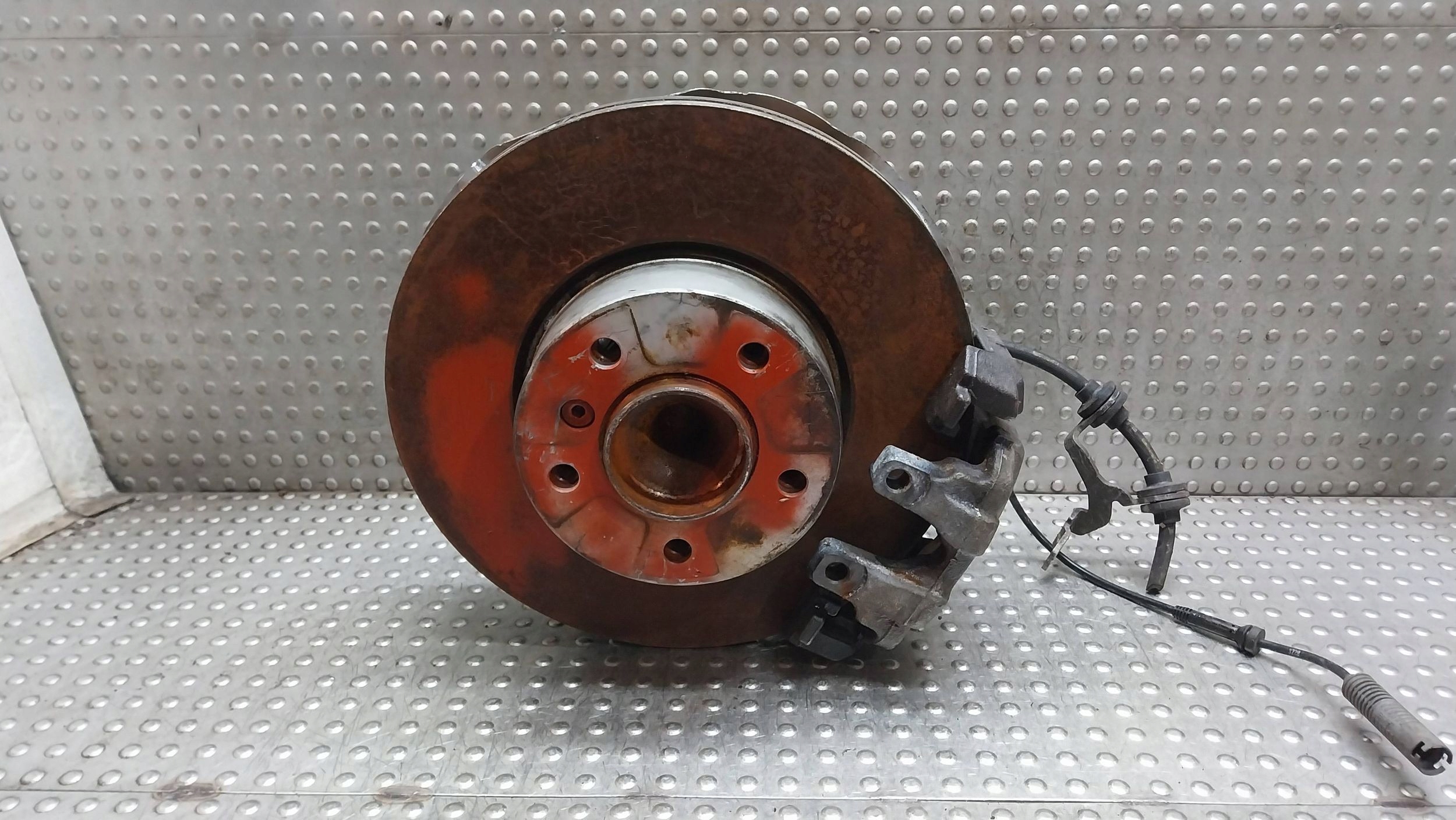swing of the pivot caliper left front 6764443 BMW E90 E91 E92 E93 E81 E82 E87