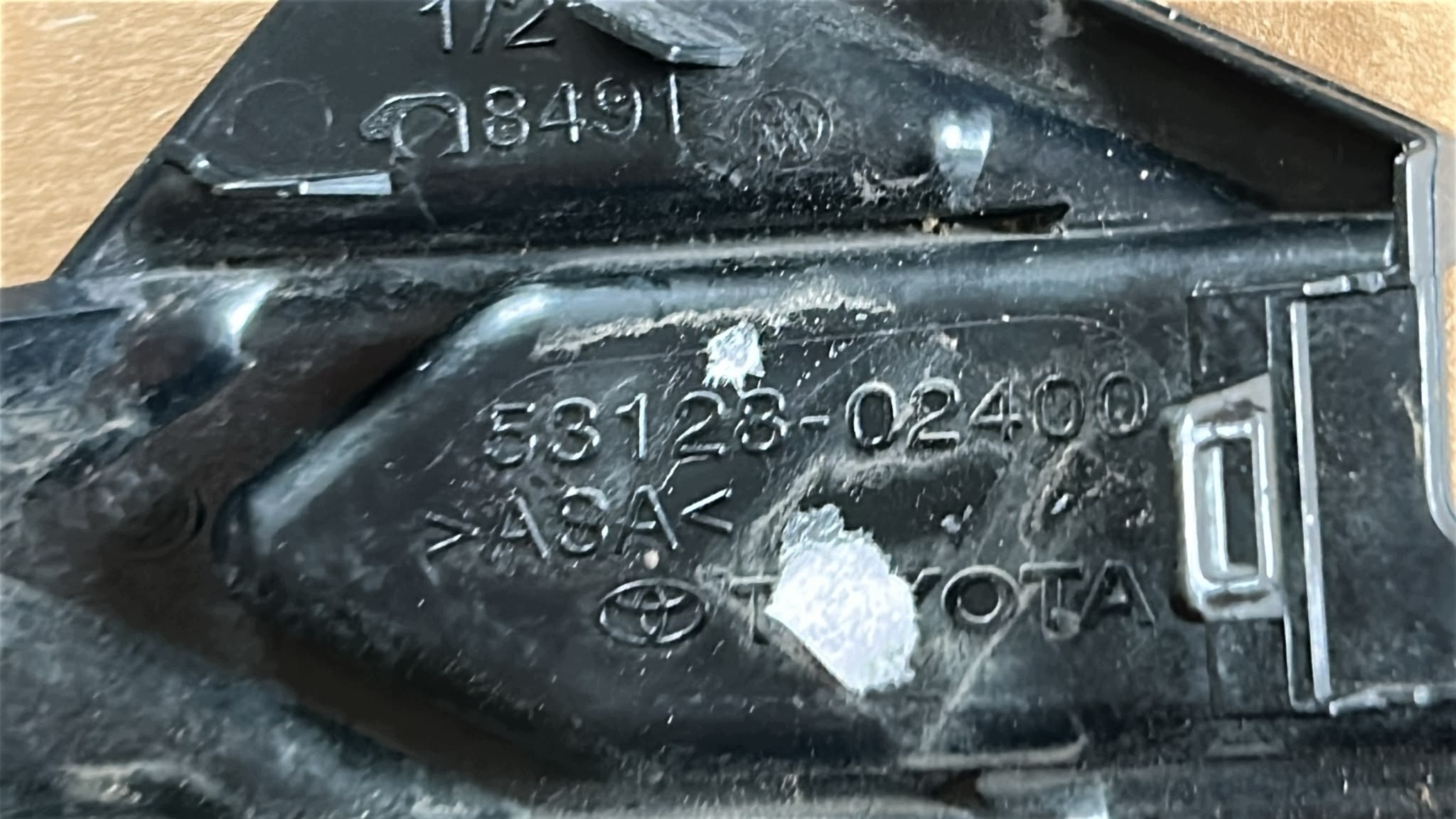towing hook cap of a bumper front front TOYOTA COROLLA E21 23- KOMBI LIFT