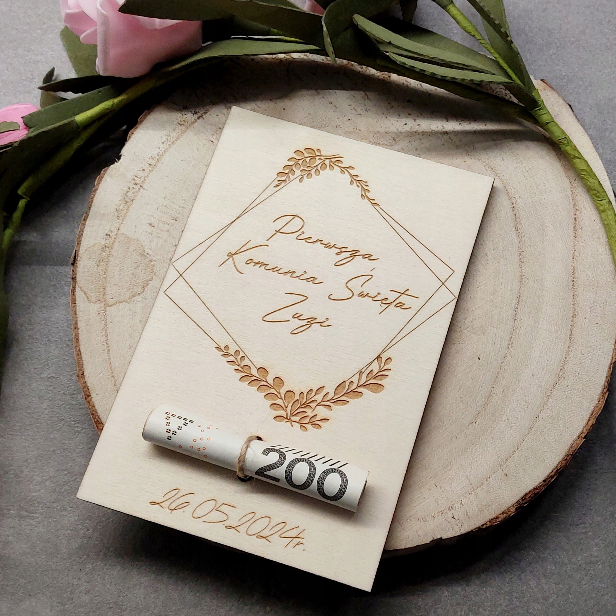 PAMIĄTKA PIERWSZEJ KOMUNII ŚWIĘTEJ PREZENT NA 1 KOMUNIĘ DREWNIANA KARTKA Szerokość produktu 10 cm