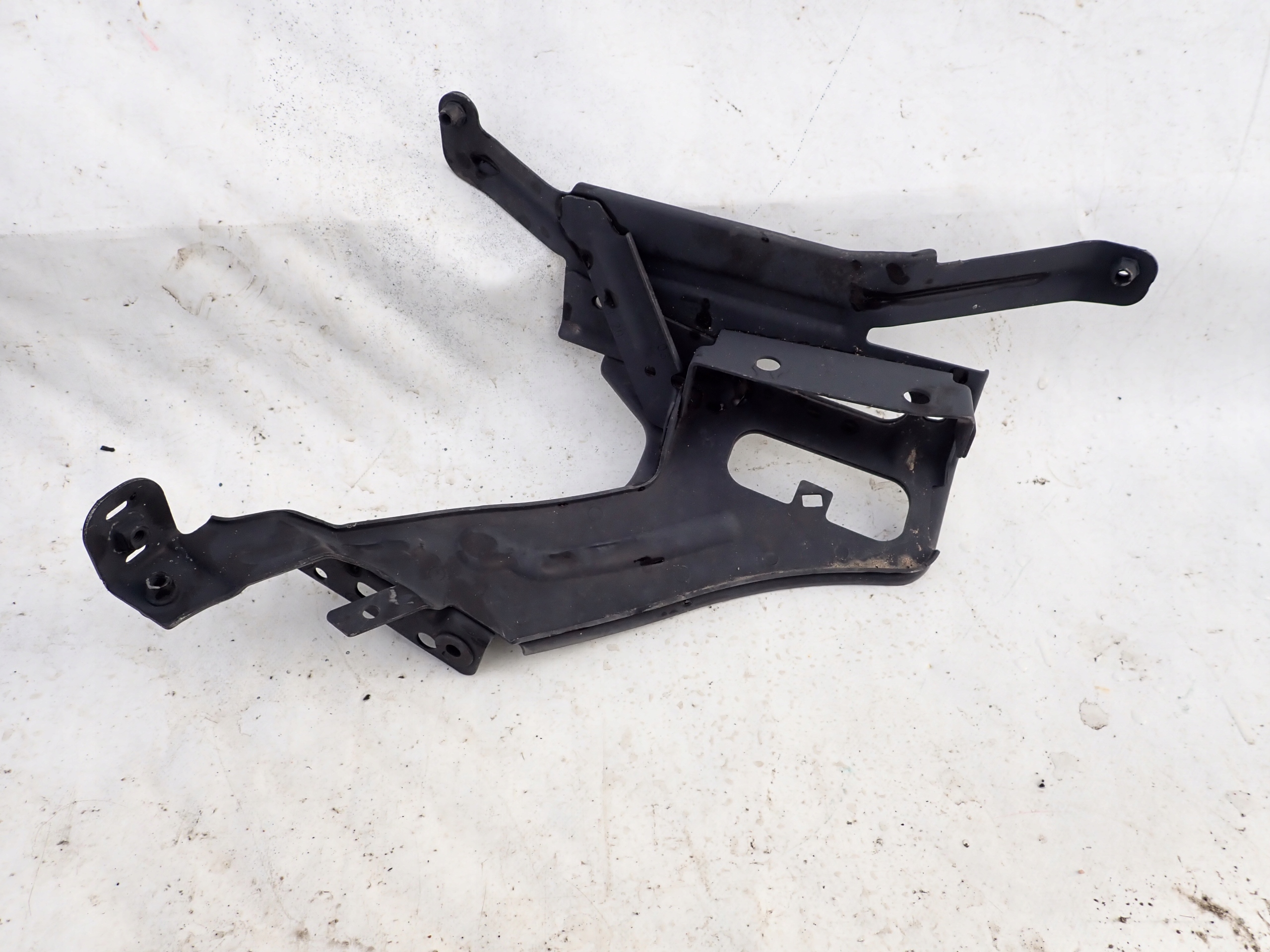AUDI A6 4K0 C8 18- Support plaque Aile Droit Avant