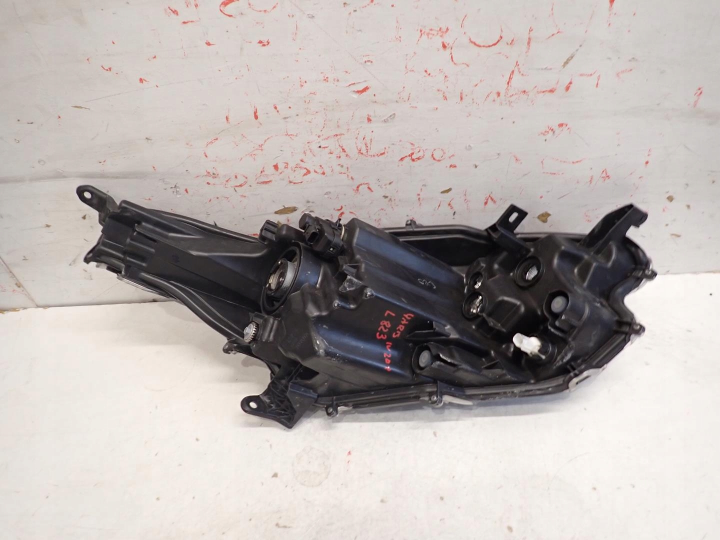 light front front left TOYOTA YARIS IV 2020- 0093380