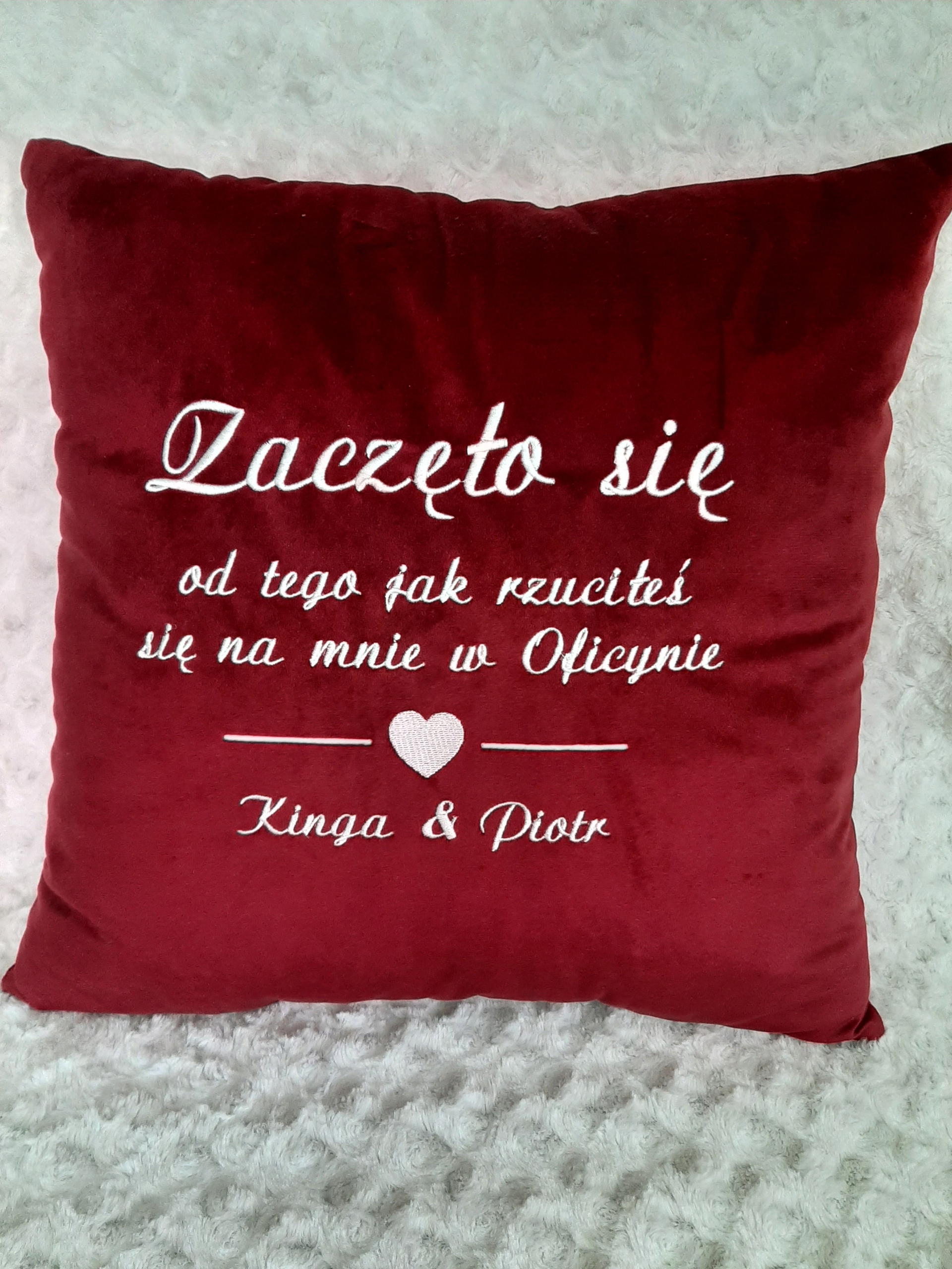 PODUSZKA Z HAFTEM PREZENT NA WALENTYNKI UPOMINEK Długość poduszki 40 cm