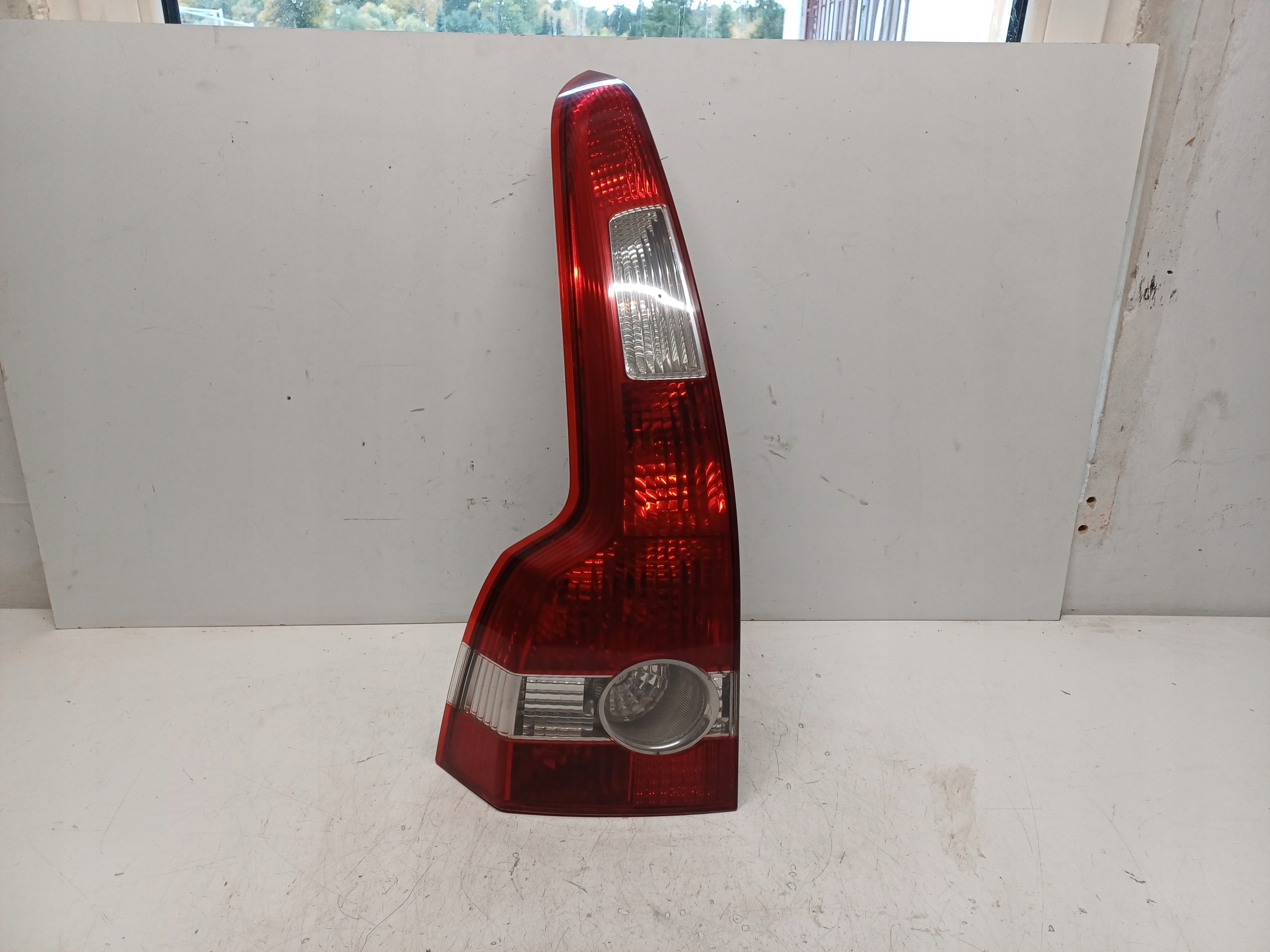 VOLVO V50 04-07 LAMPA LEWA TYŁ 30698918