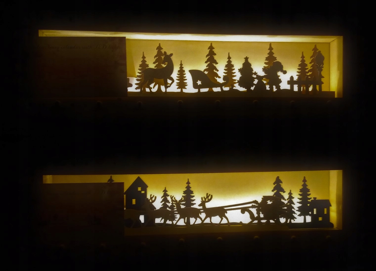 KALENDARZ ADWENTOWY Z OTWIERANYMI OKIENKAMI LED CH Szerokość produktu 39 cm