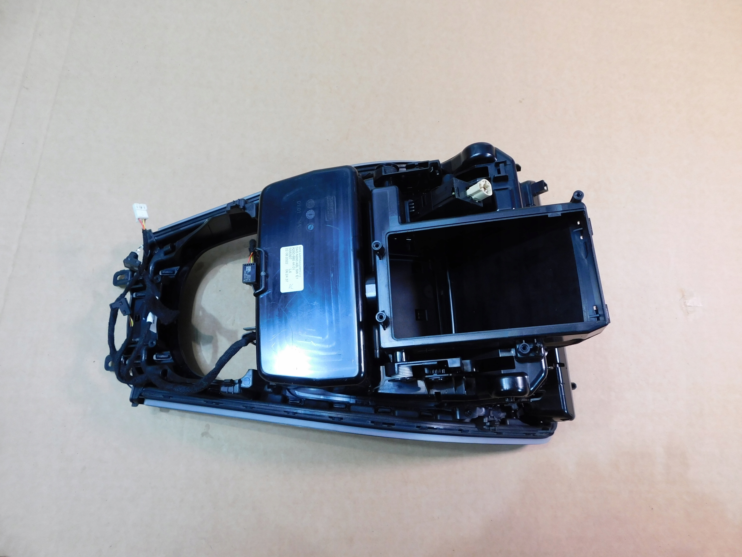 Mercedes EQC console control panel nawiewami rozdzielacz A2936804401BDB