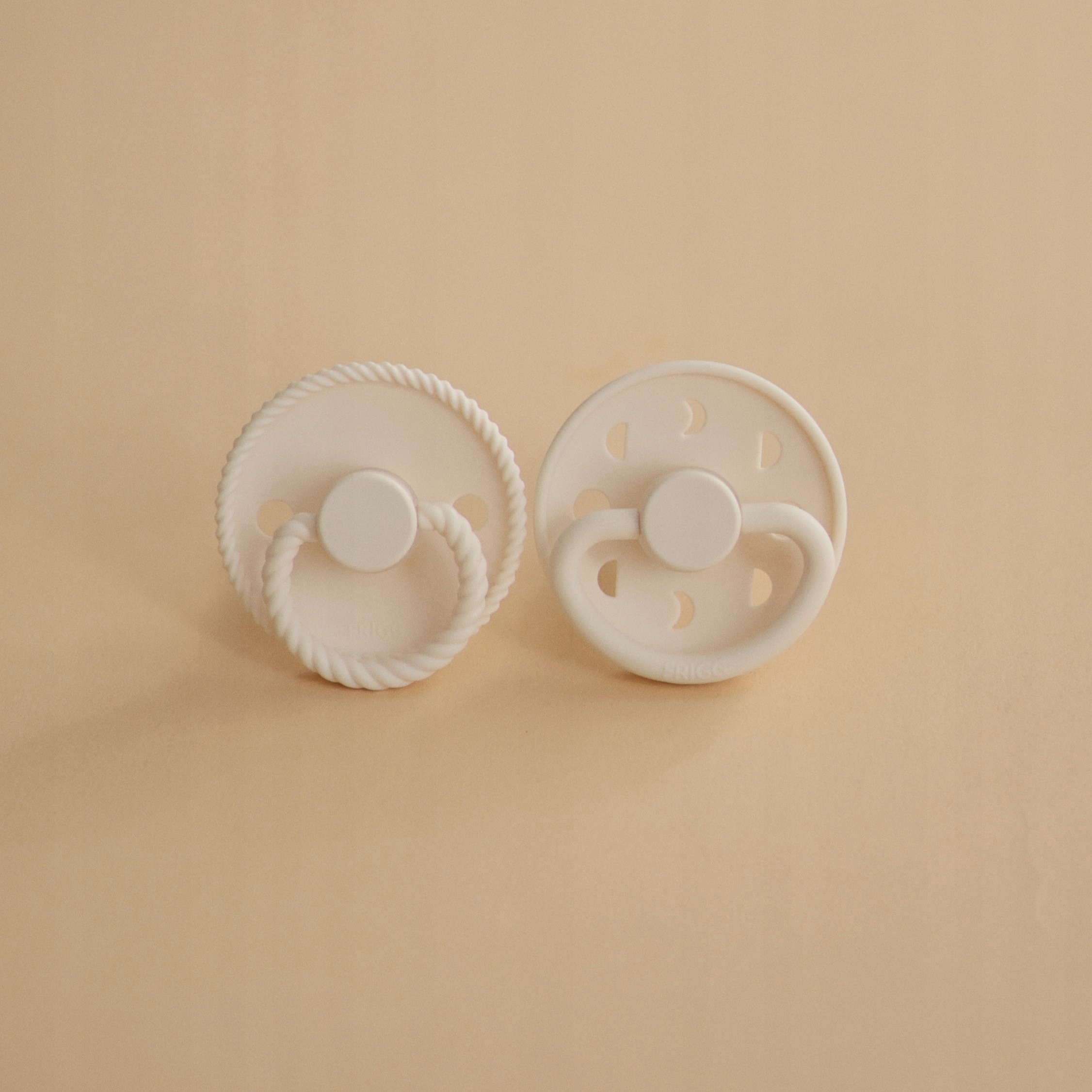 Smoczek FRIGG Rope silikonowy 0m+ Cream Kolor odcienie brązu i beżu