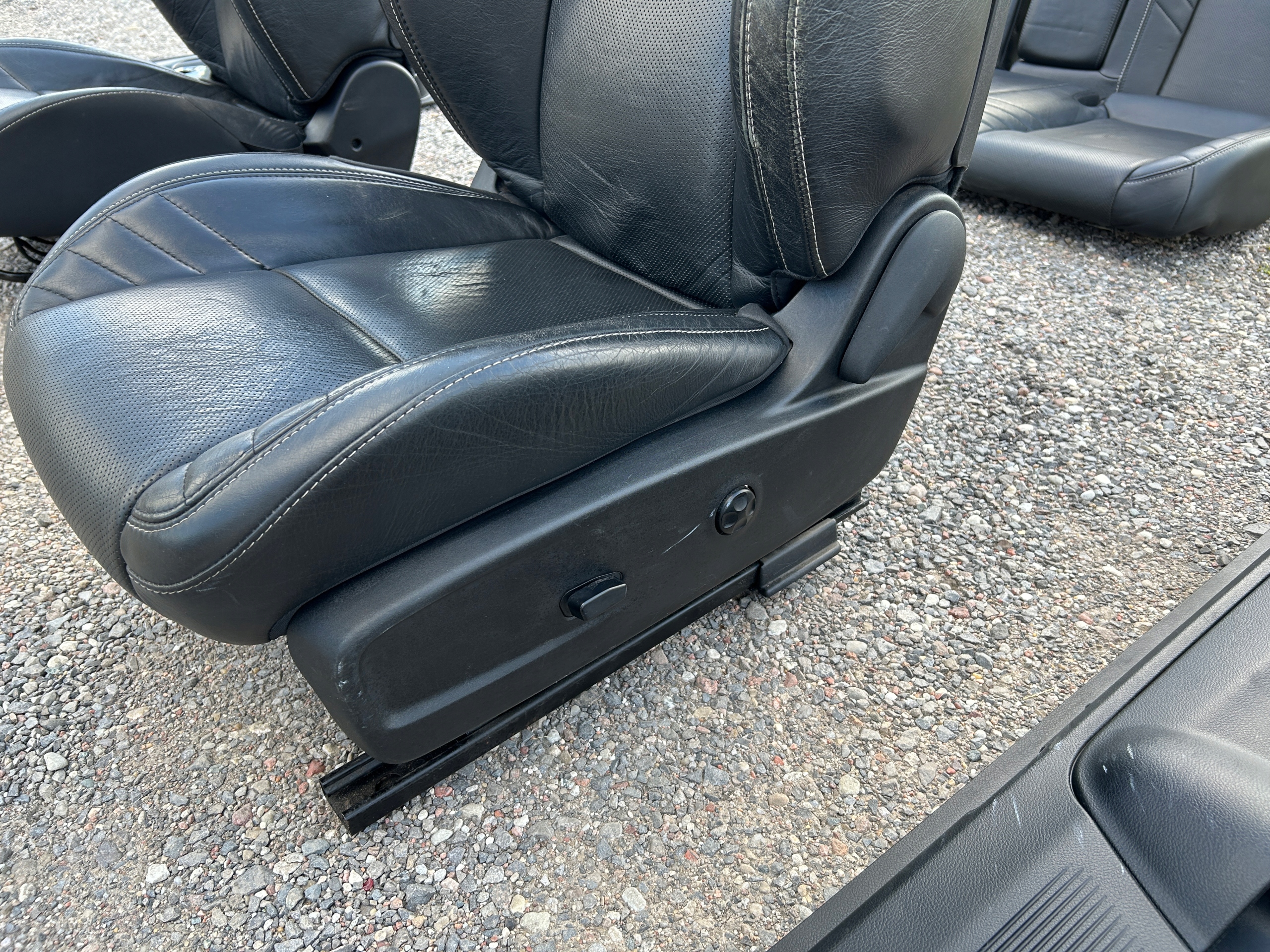 seats side inner leather Dodge Challenger SRT Hellcat 2015