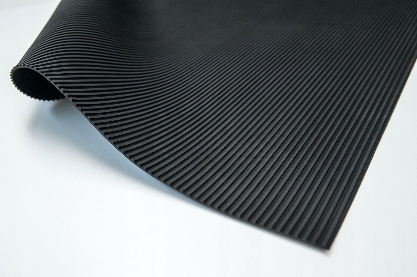 

Wykładzina gumowa ryflowana Średnia 3mm x 1400mm