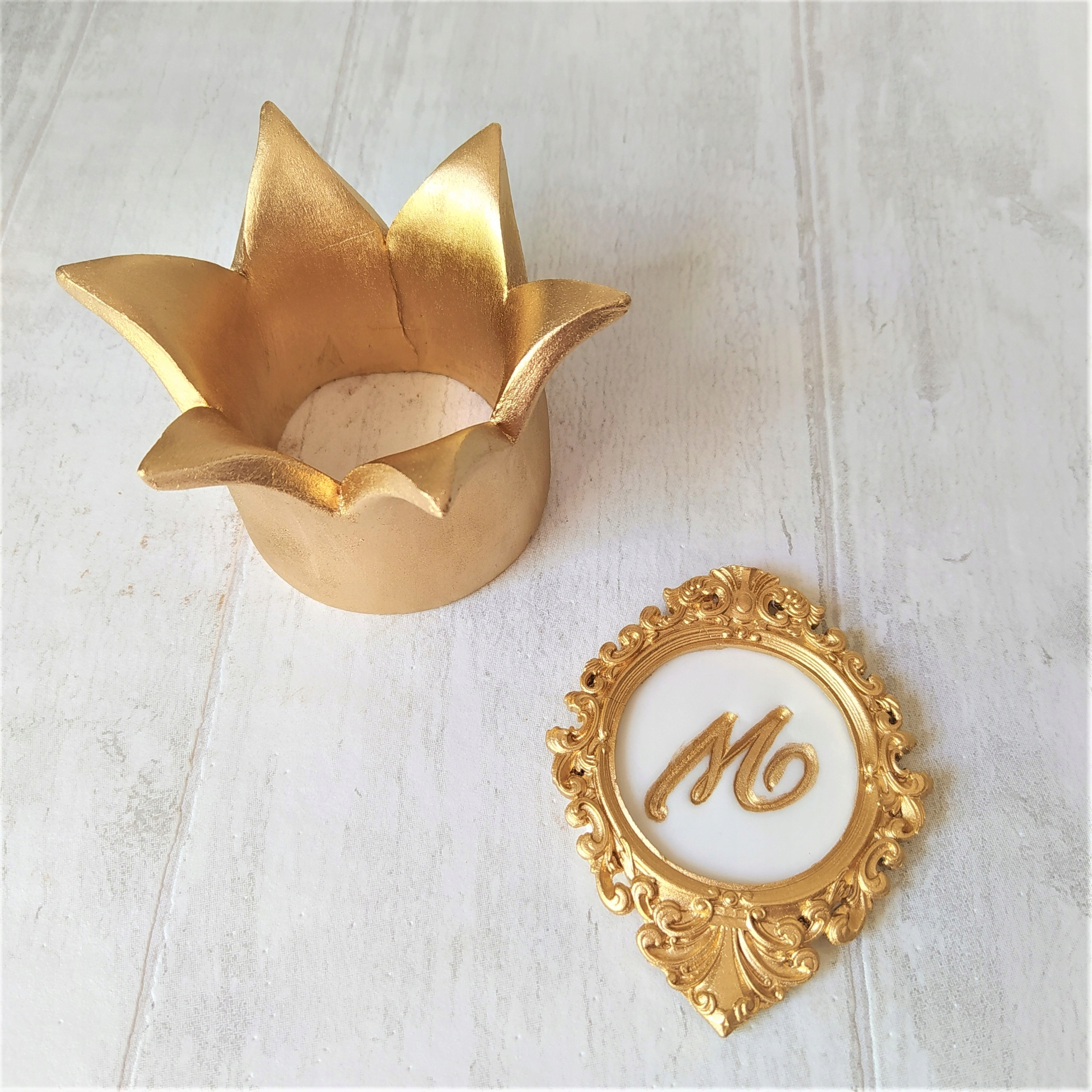 Levně Zlatá koruna rámeček s lisovaným písmenem nebo číslicí Dekorace z cukrové hmoty