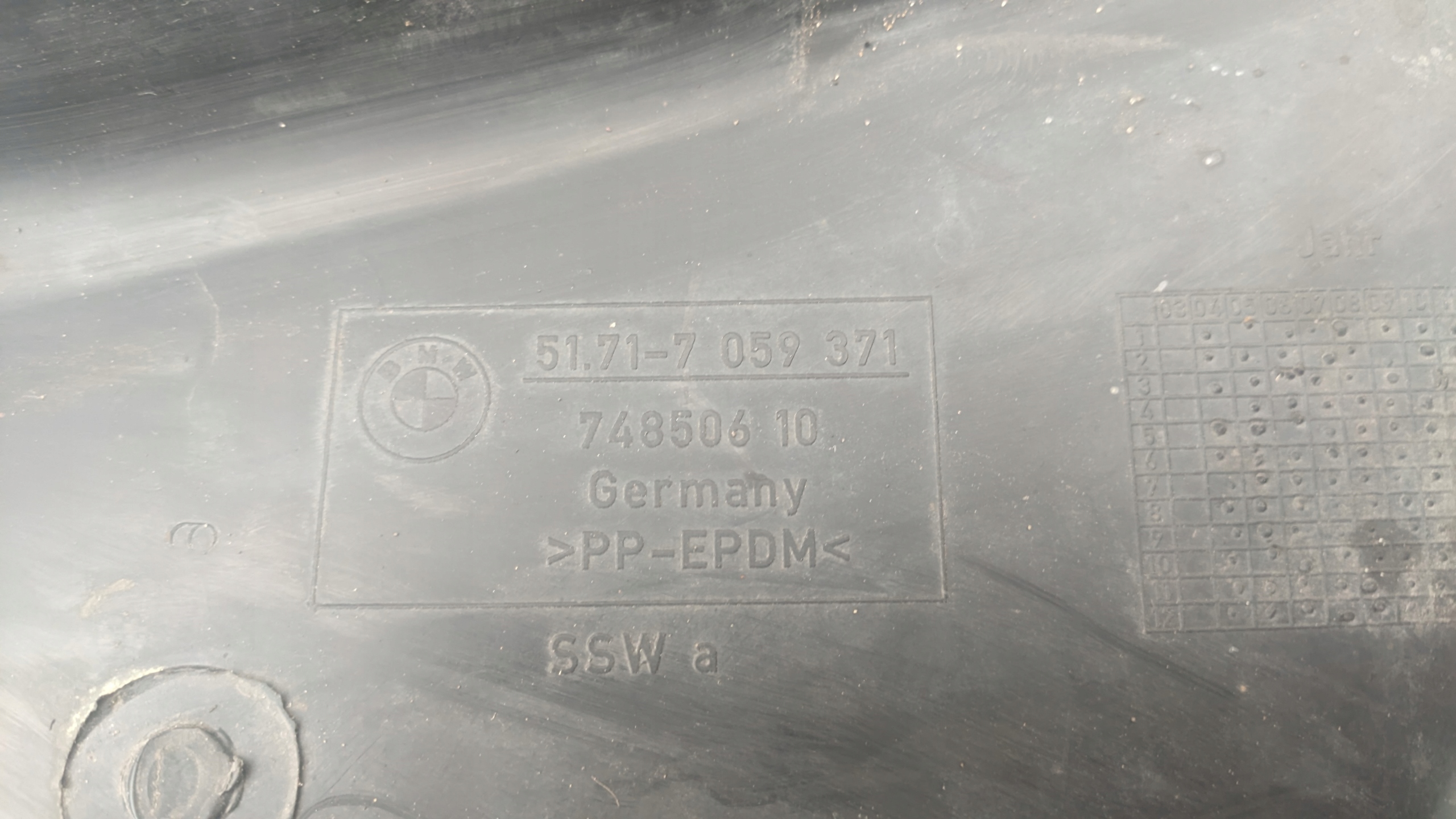 BMW E87 2.0D 11R mudguard left front 7059371