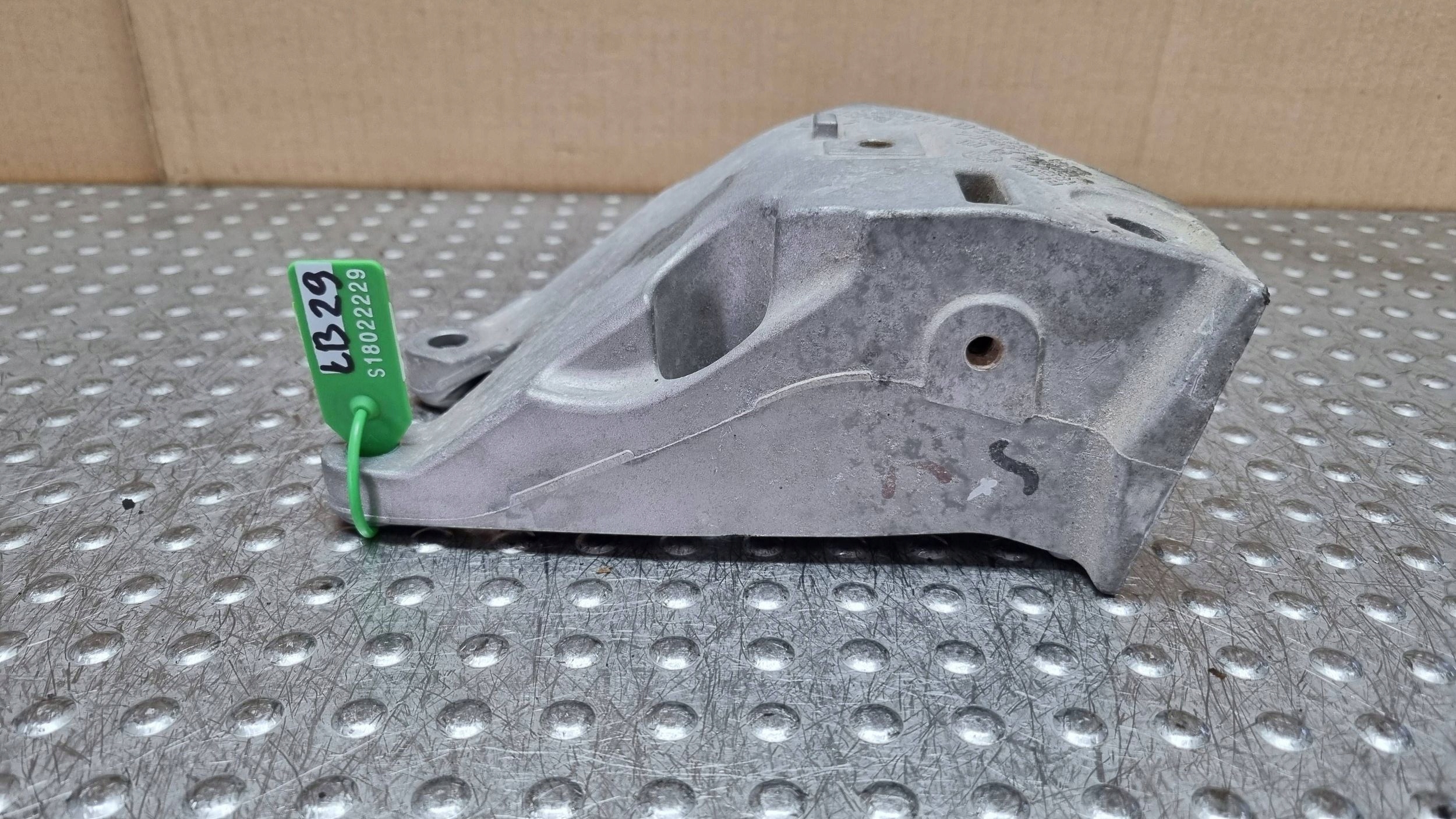 holder engine mount left 6876207 BMW G20 G21 G22 G23 G26 G29 G42