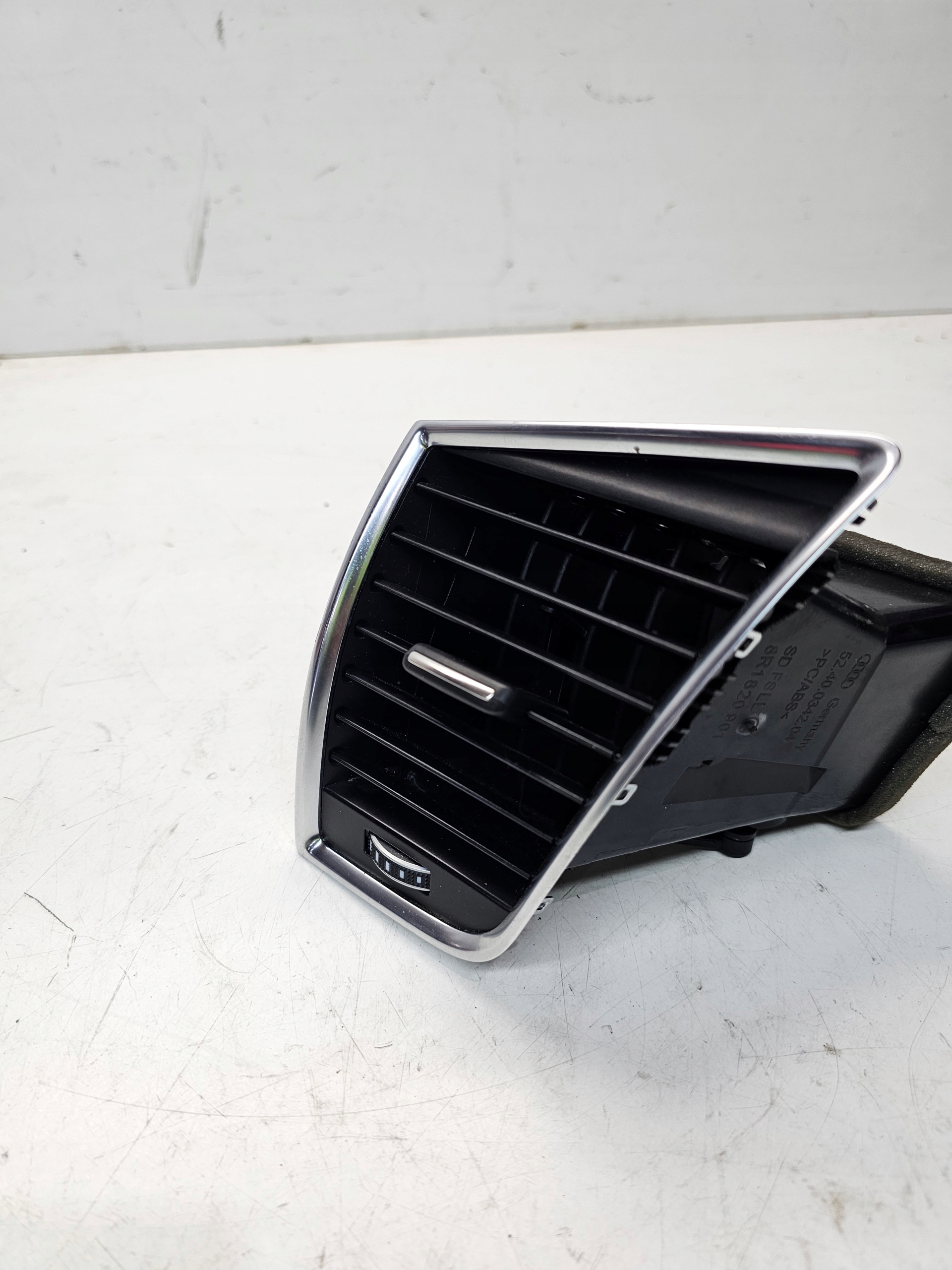 grid air conditioning devices left AUDI Q5 8R LIFT 8R1820901J