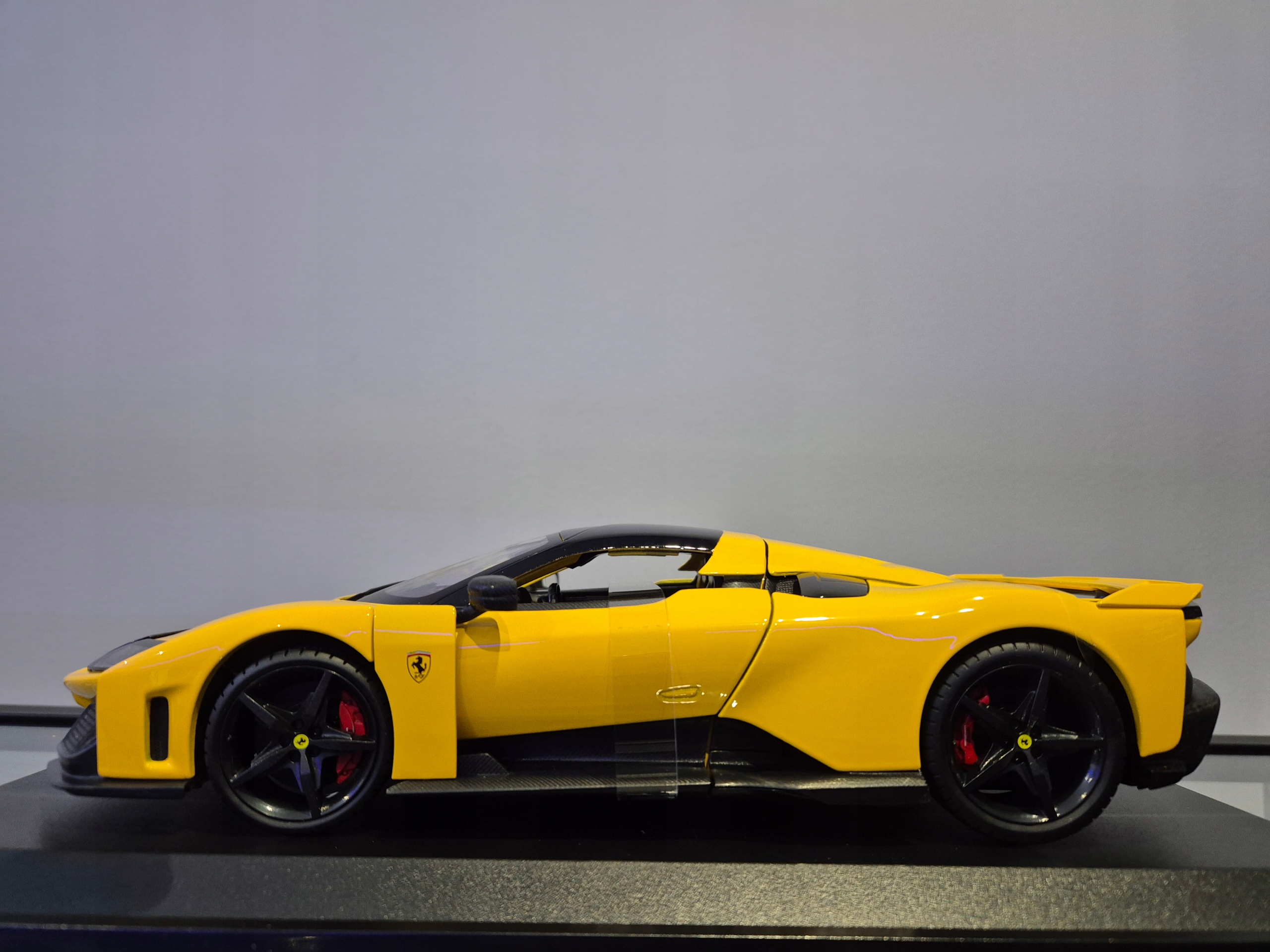 BBURAGO 1/18 FERRARI F80 16022 Model F80