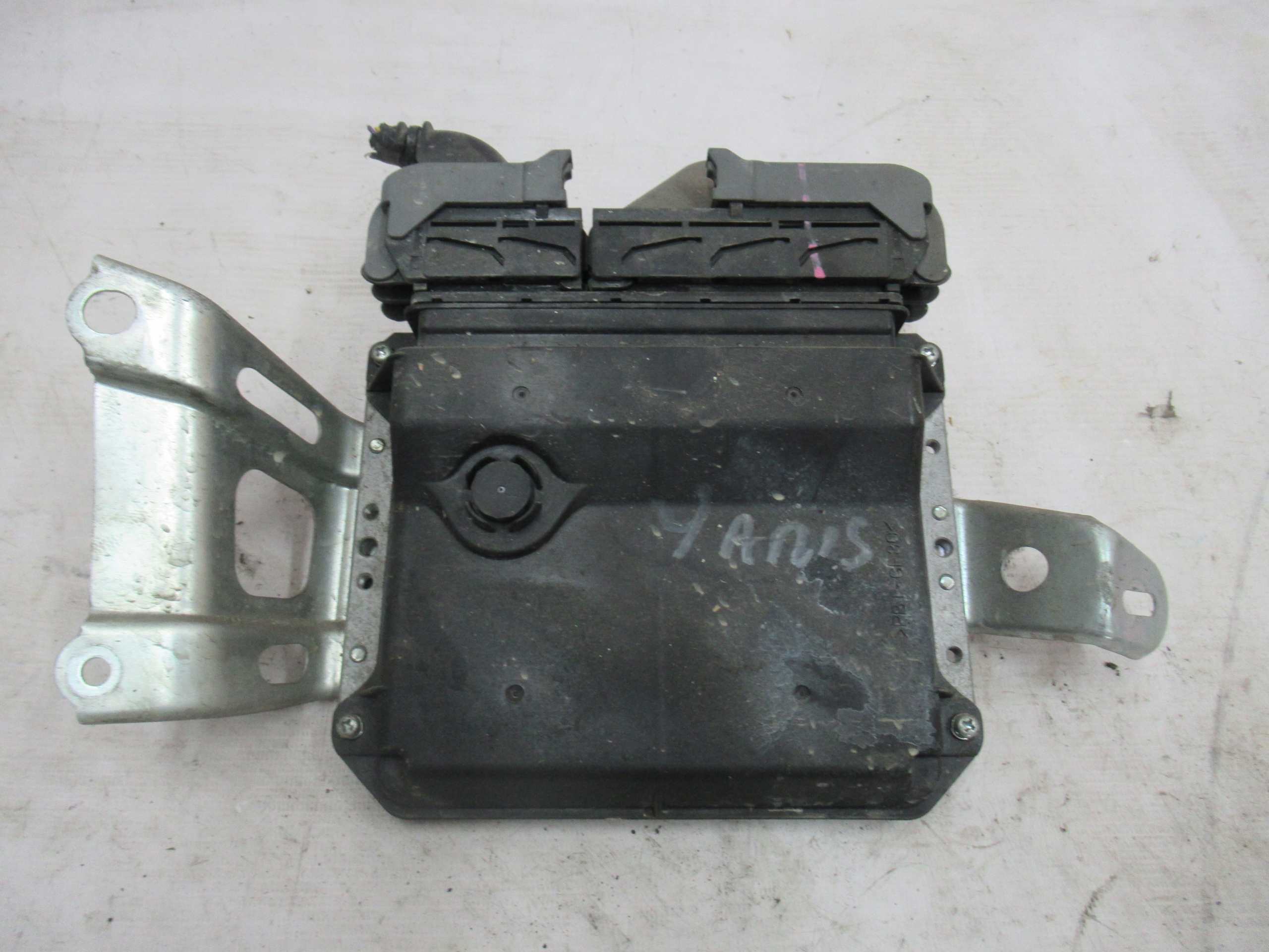computer control unit of the engine YARIS II 2 1.3 VVTI